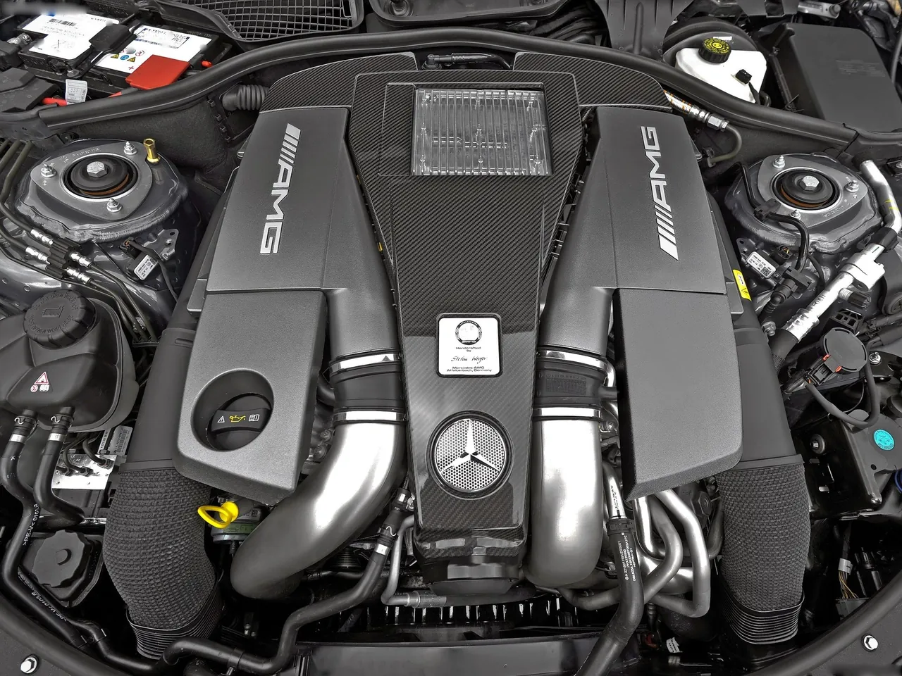 Mercedes-Benz CL63 AMG (2011) - Engine