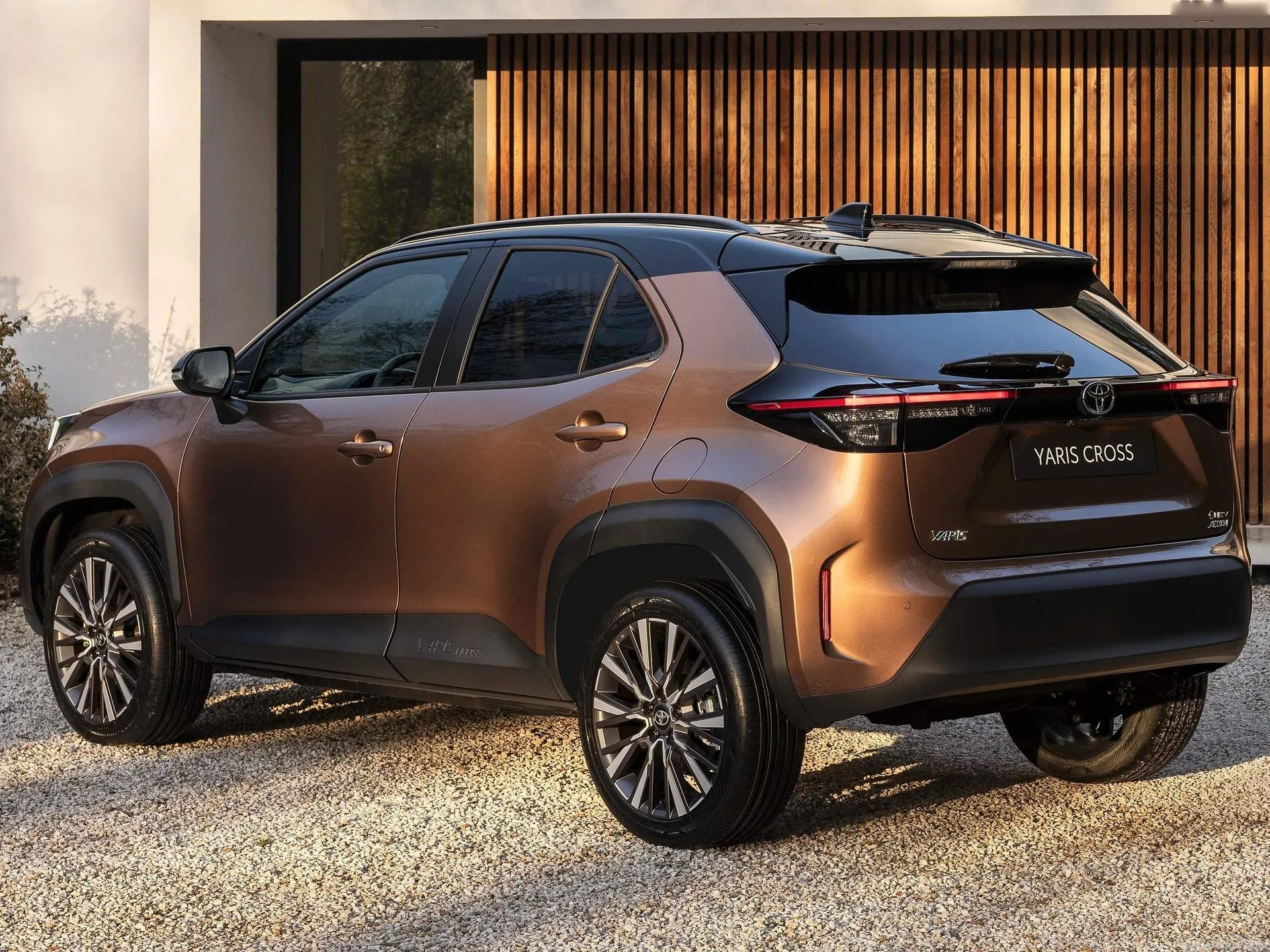 Toyota Yaris Cross (2027) – zadní tříčtvrteční pohled