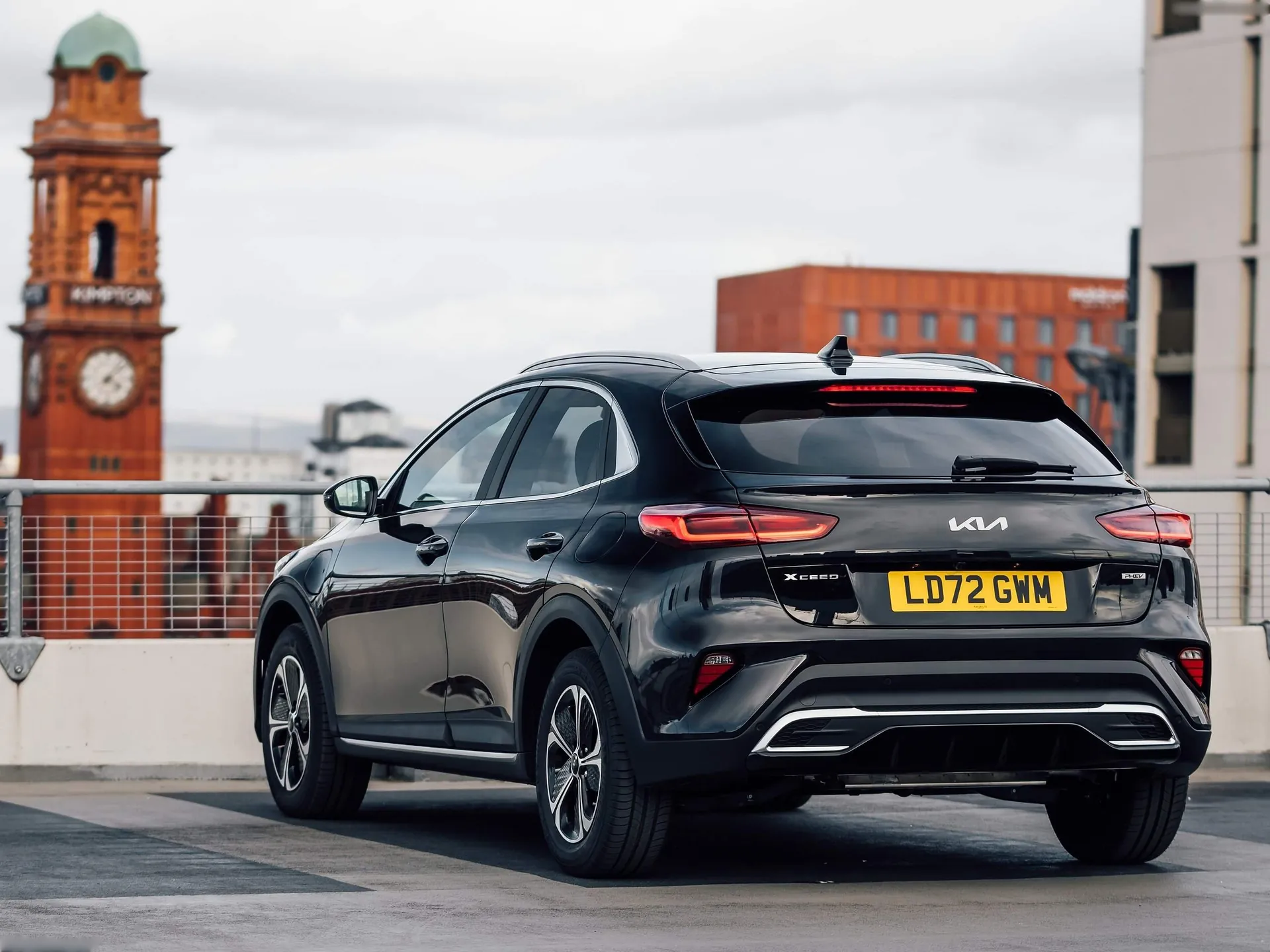Kia XCeed [UK] (2023) – zadní tříčtvrteční pohled