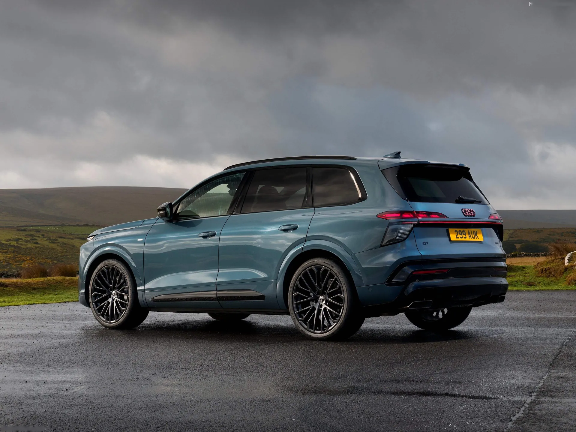 Audi Q7 [UK] (2027) – zadní tříčtvrteční pohled