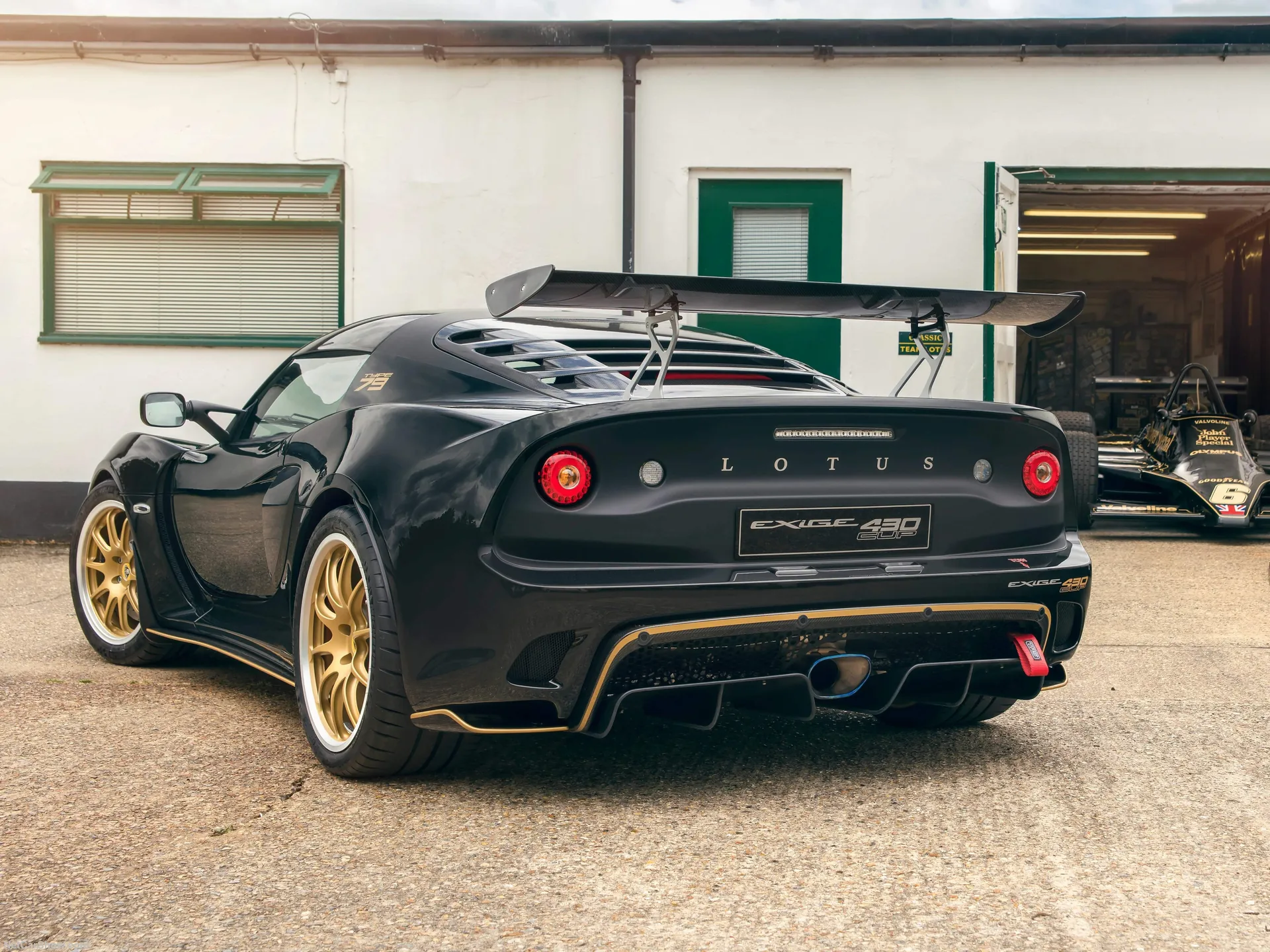 Lotus Exige Cup 430 Type 79 (2018) – zadní tříčtvrteční pohled