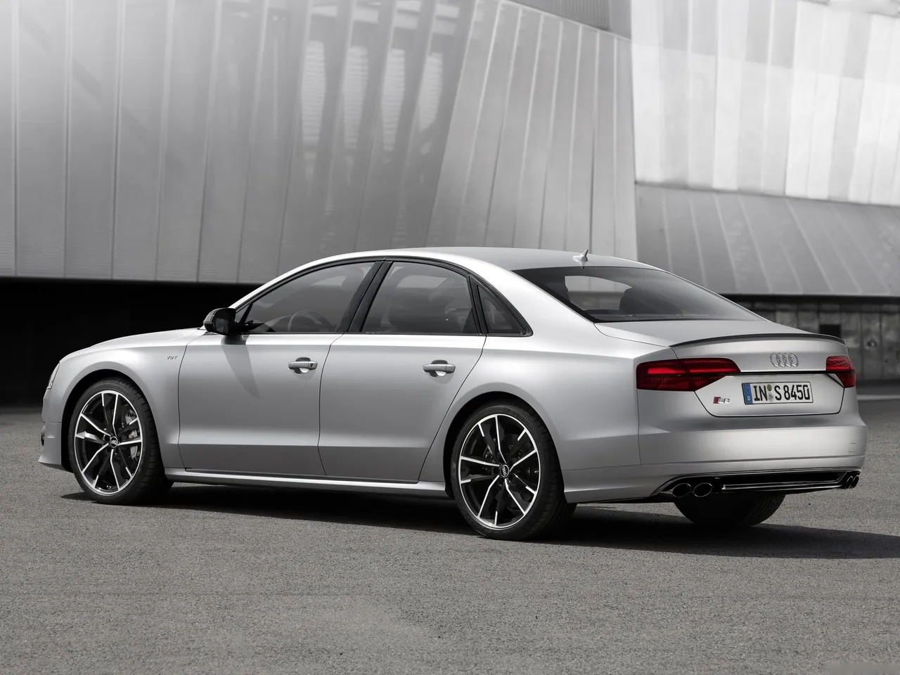 Audi S8 plus (2016) – zadní tříčtvrteční pohled