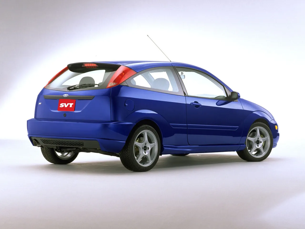 Ford SVT Focus (2002) – zadní tříčtvrteční pohled