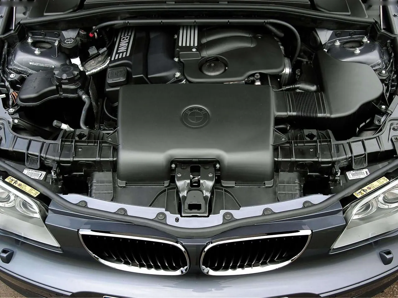BMW 120i (2005) – motorový prostor