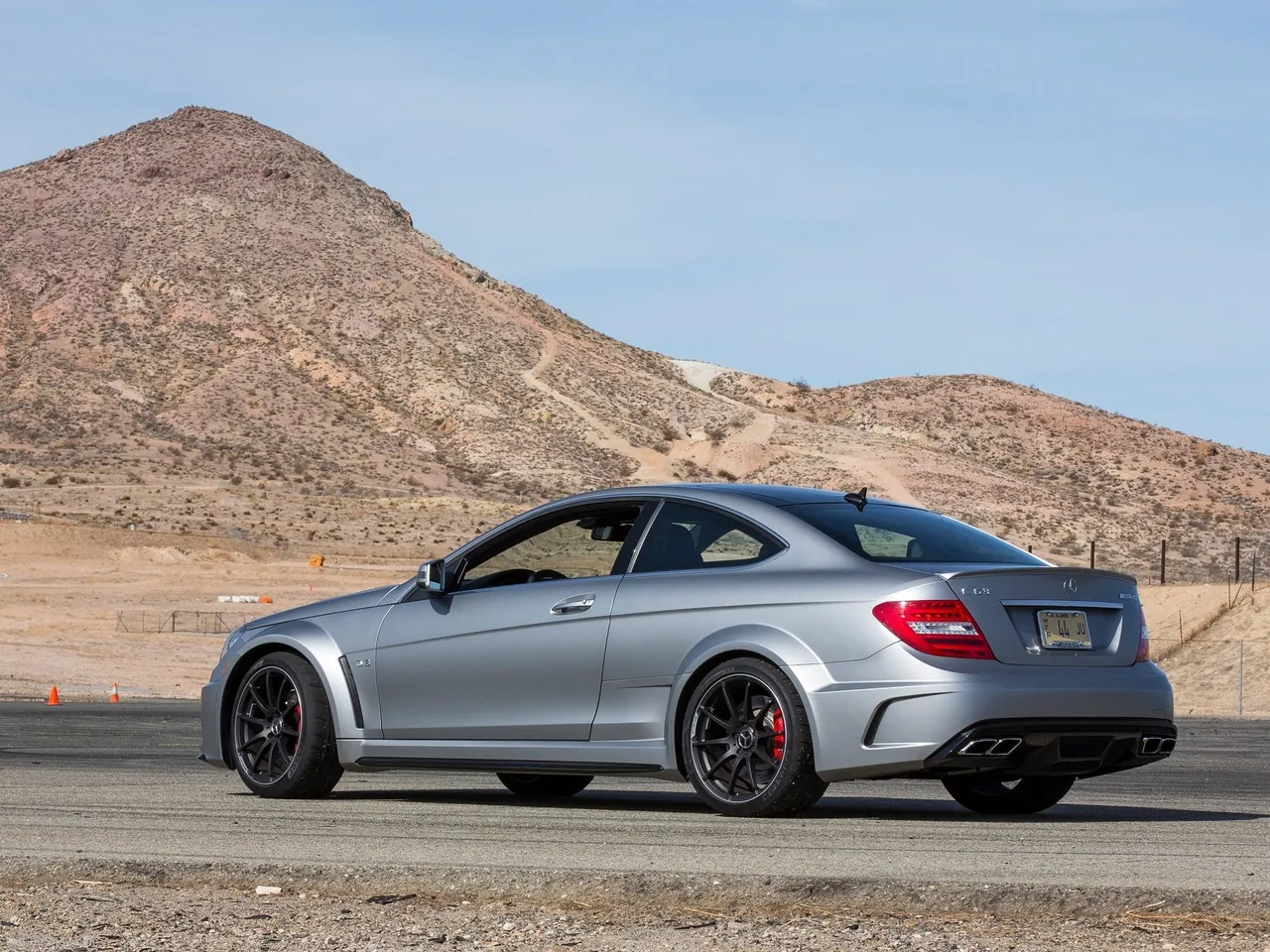 Mercedes-Benz C63 AMG Coupe Black Series (2012) – zadní tříčtvrteční pohled
