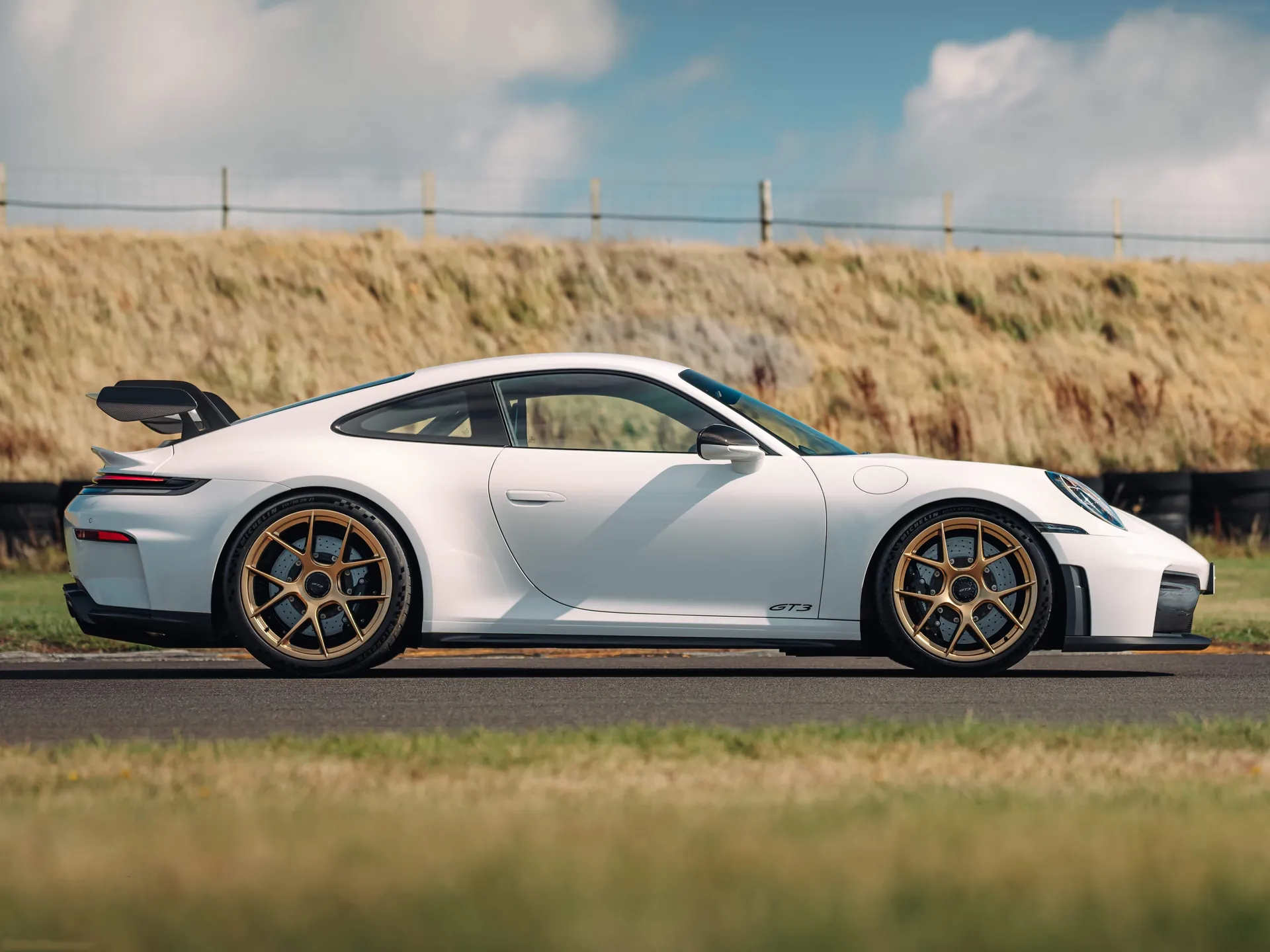 Porsche 911 GT3 [UK] (2025) – boční profil
