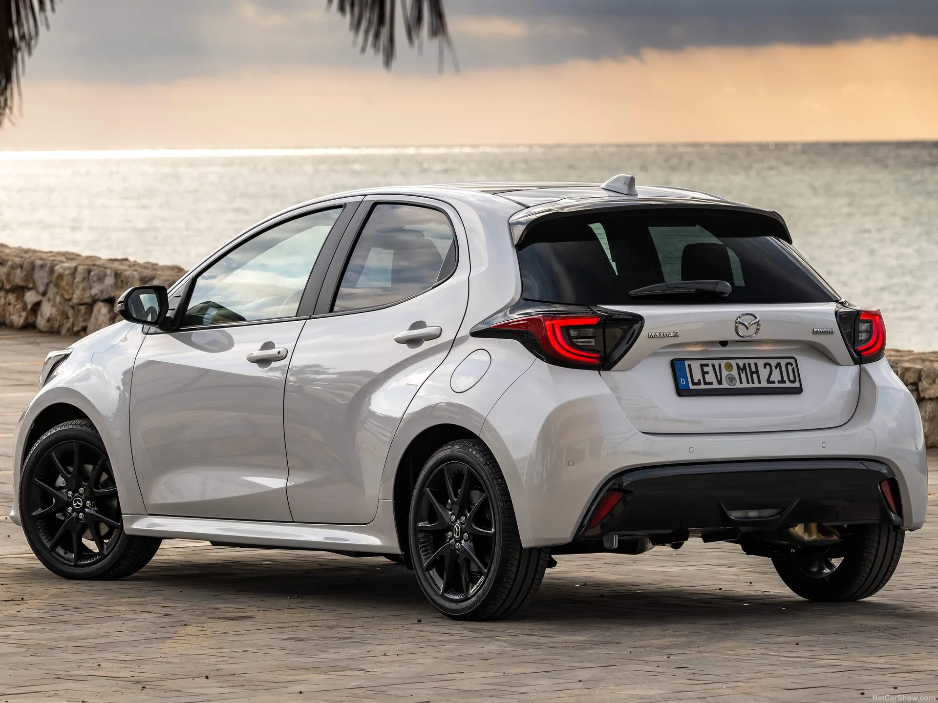 Mazda 2 Hybrid (2026) – zadní tříčtvrteční pohled