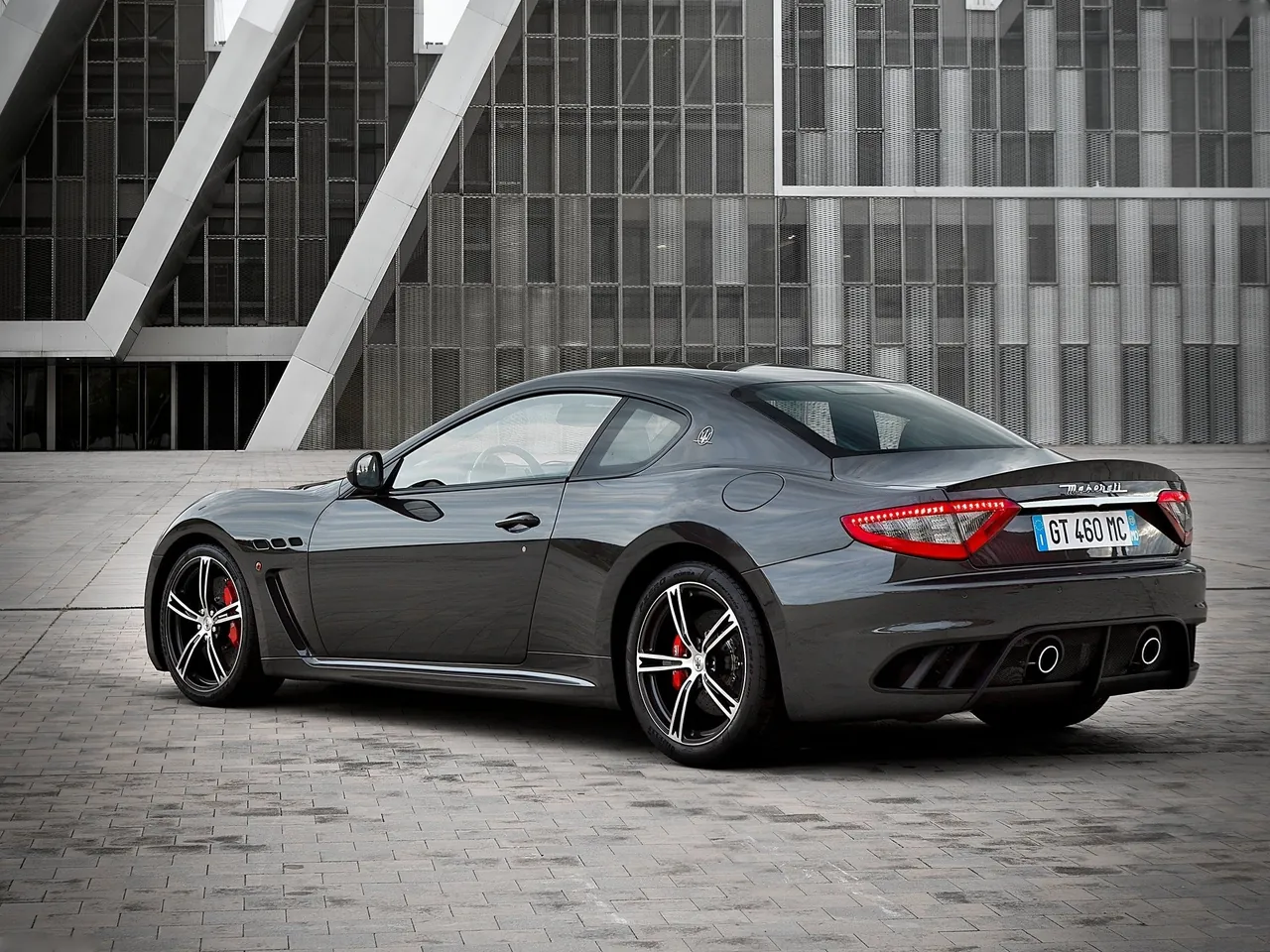 Maserati GranTurismo MC Stradale (2014) – zadní tříčtvrteční pohled