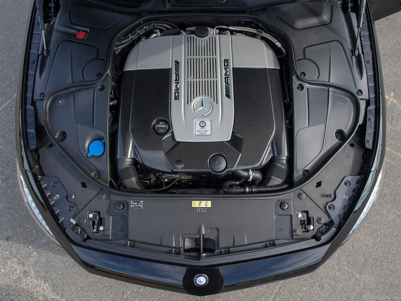 Mercedes-Benz S65 AMG Coupe (2015) – motorový prostor