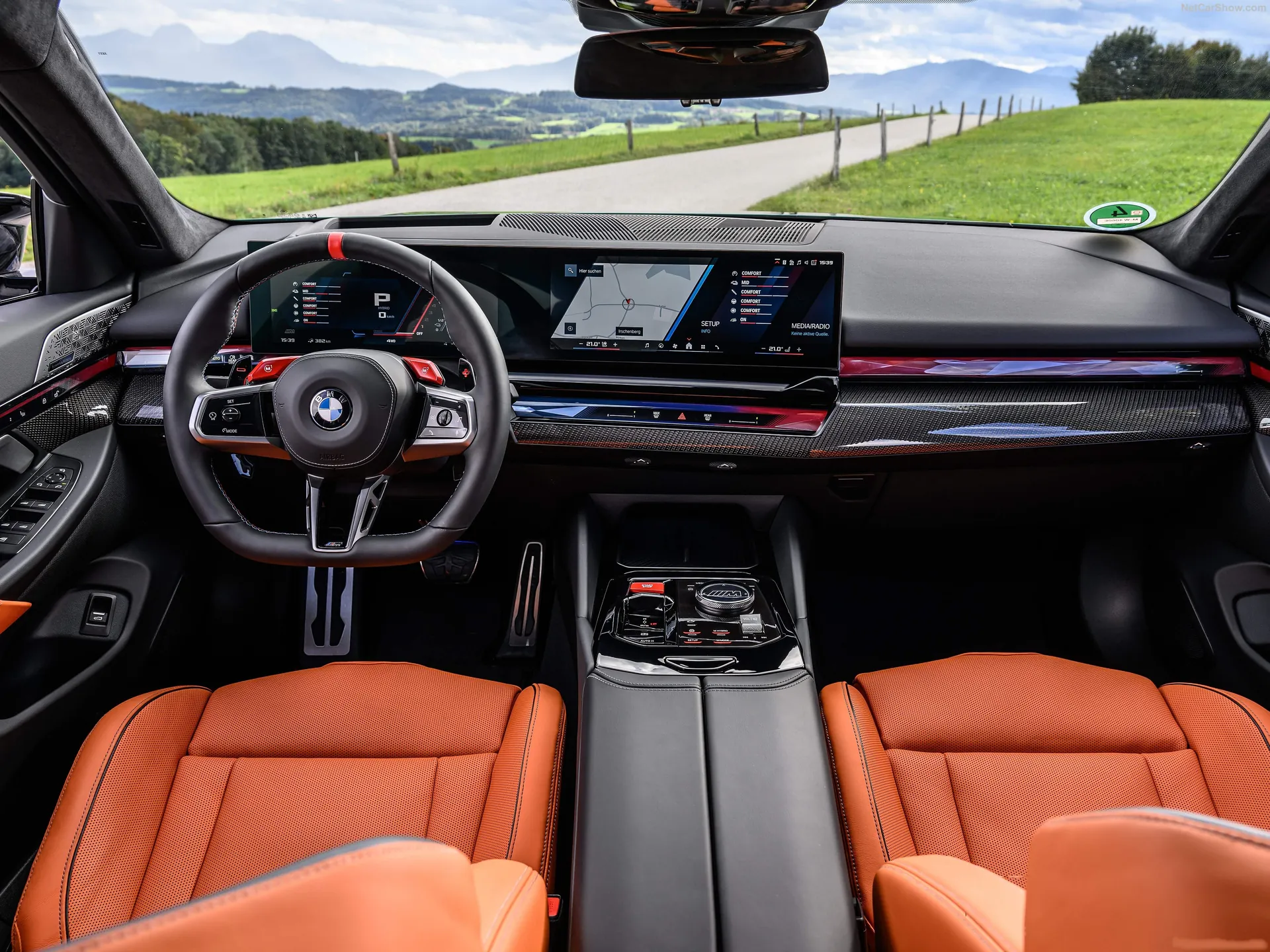 BMW M5 Touring Isle of Man Green (2025) – interiér