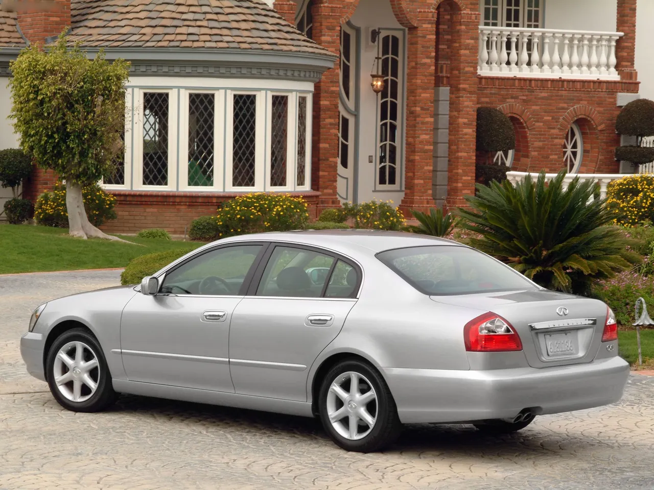 Infiniti Q45 (2003) – zadní tříčtvrteční pohled