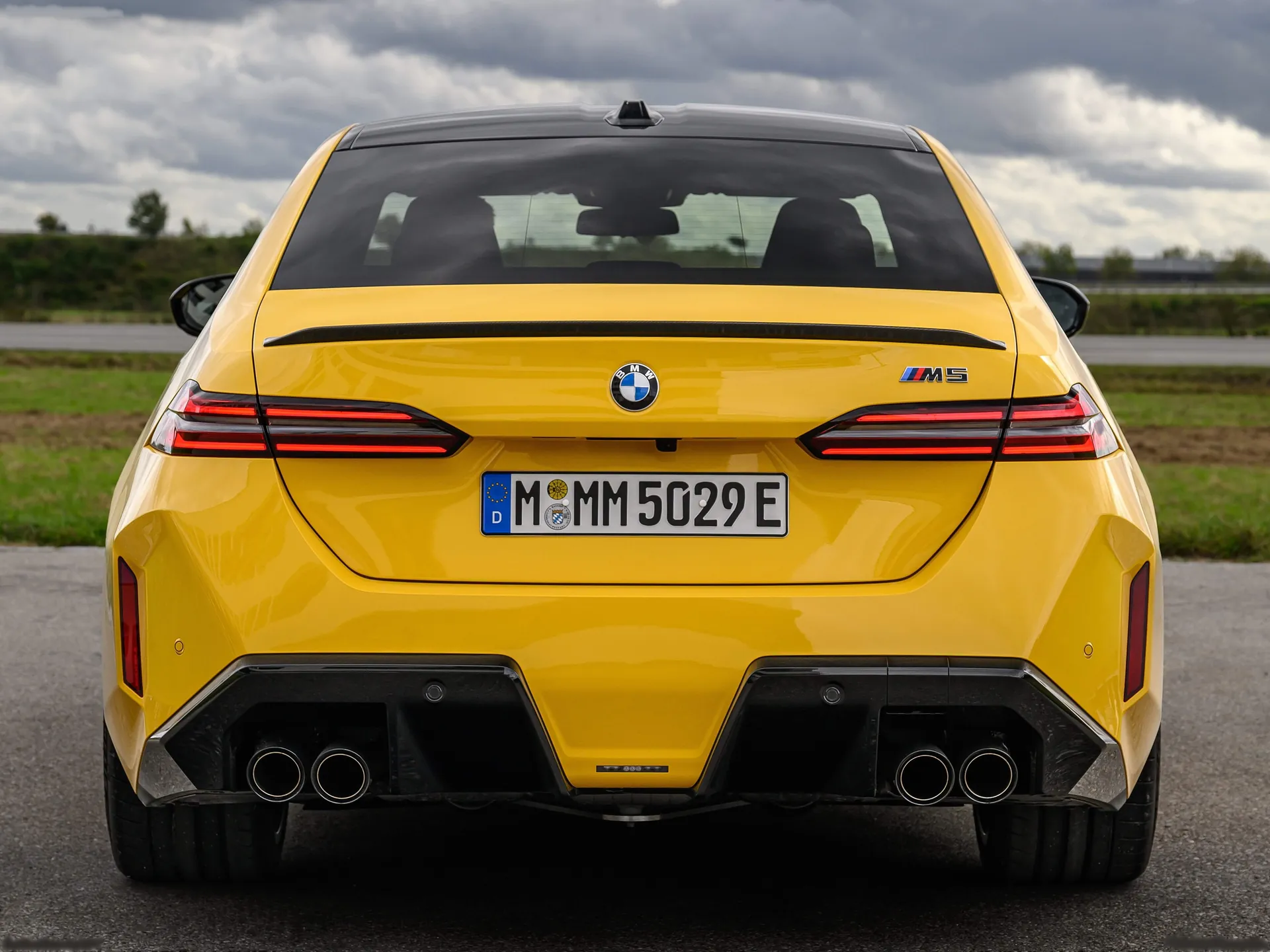 BMW M5 Speed Yellow (2025) – zezadu
