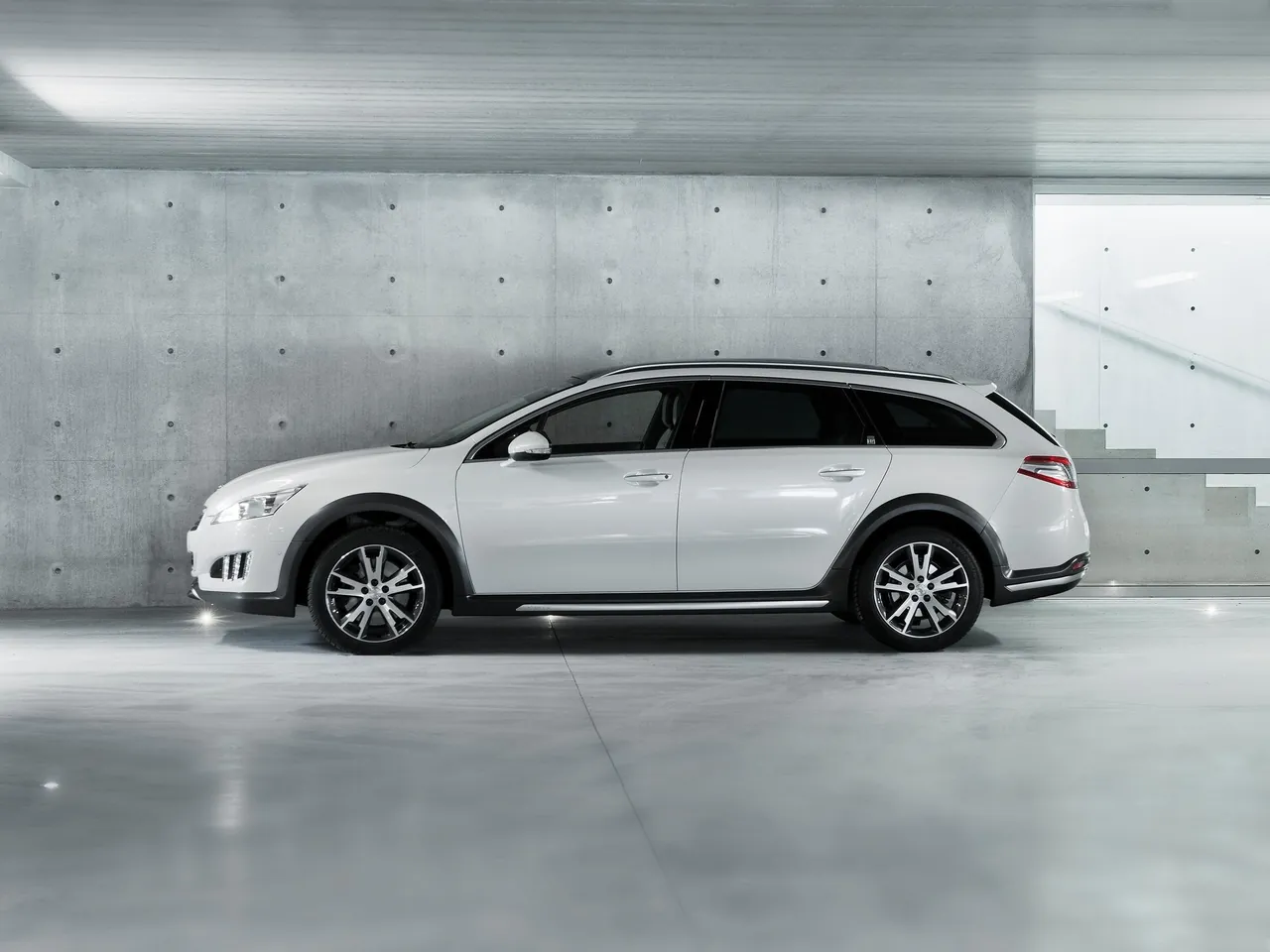 Peugeot 508 RXH (2013) – boční profil