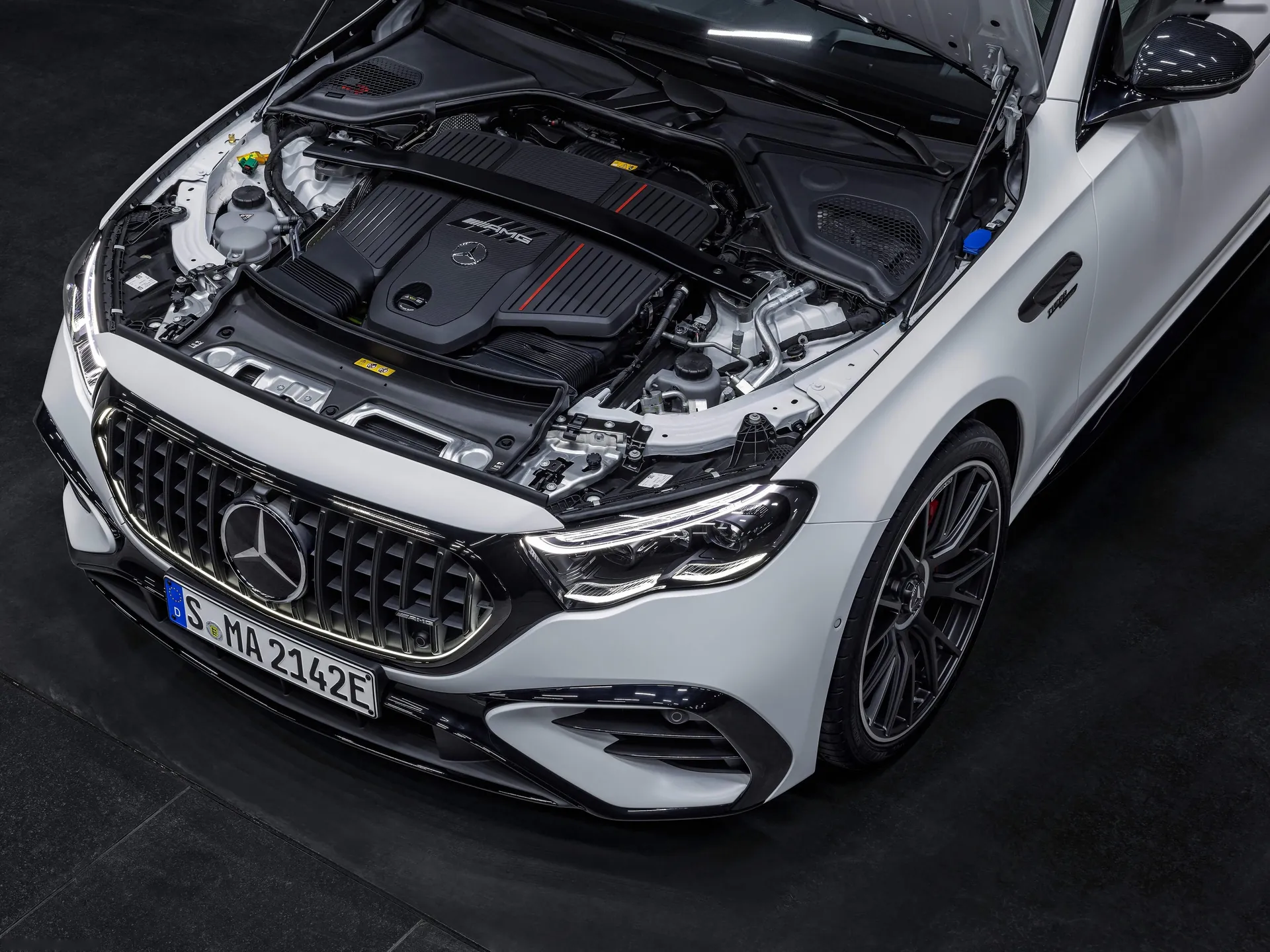 Mercedes-Benz E53 AMG Hybrid (2025) – motorový prostor