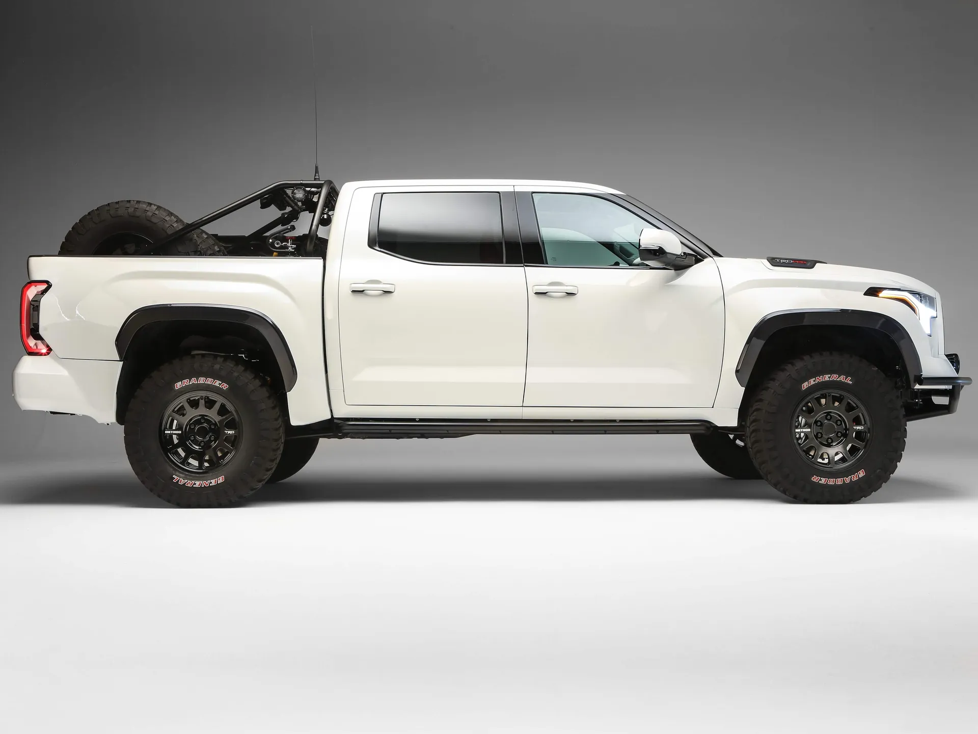 Toyota Tundra TRD Desert Chase SEMA Concept (2021) – boční profil