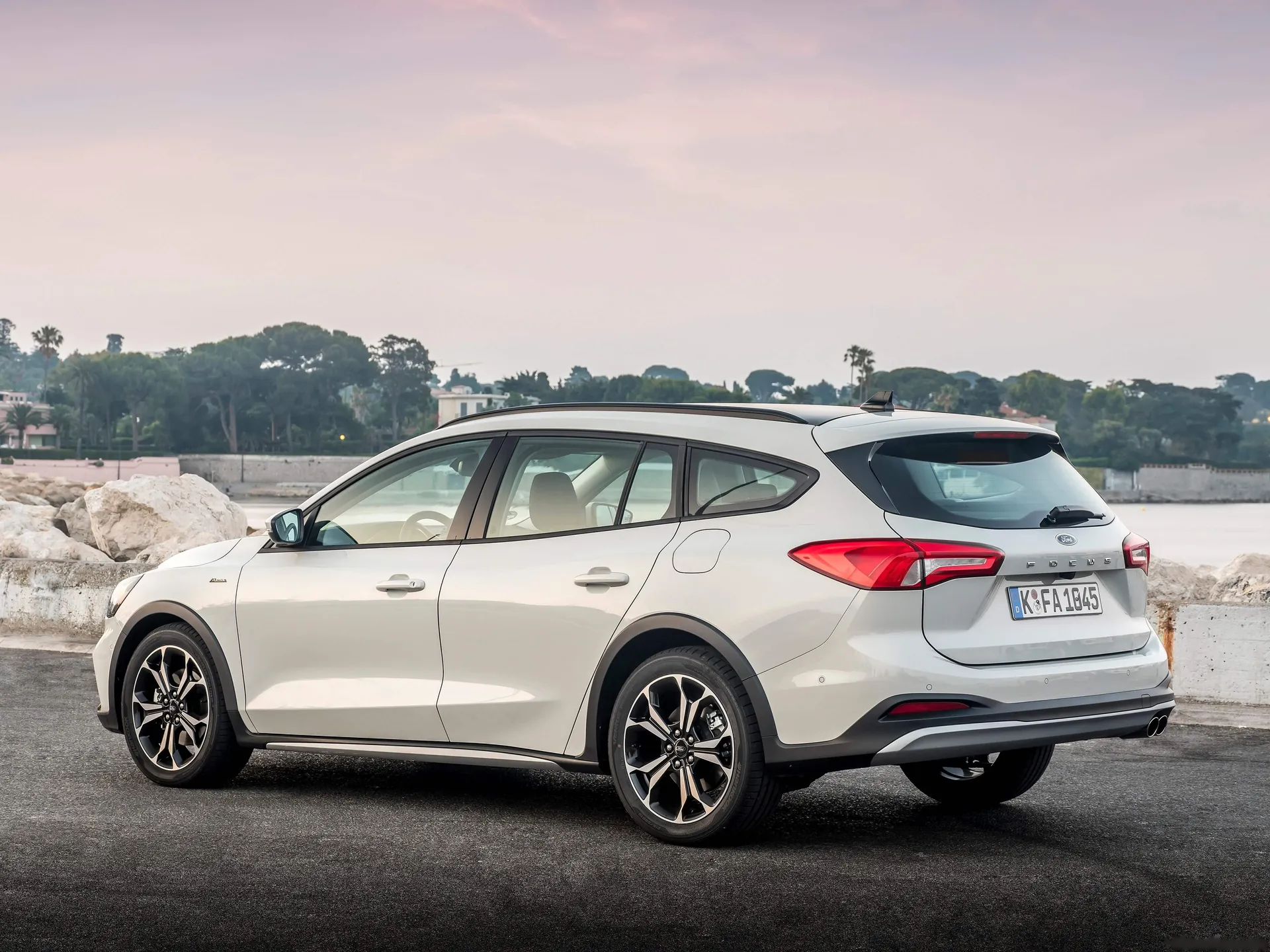 Ford Focus Active Wagon (2019) – zadní tříčtvrteční pohled