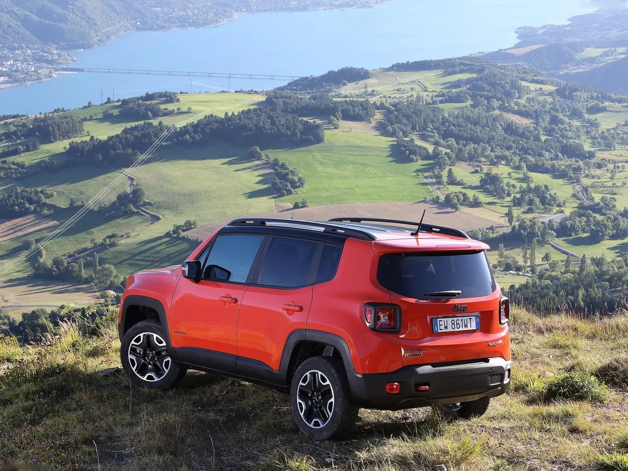 Jeep Renegade (2015) – zadní tříčtvrteční pohled
