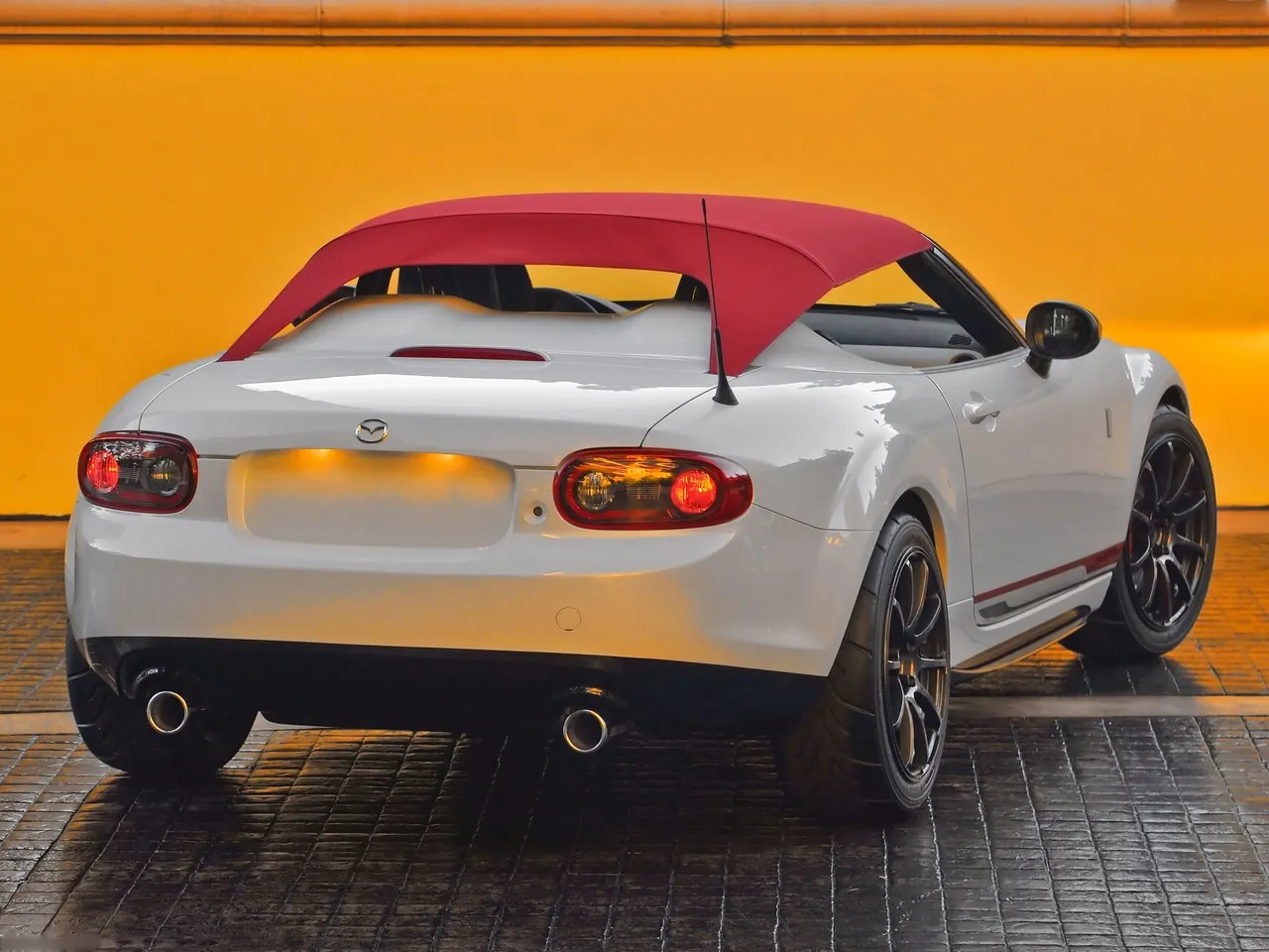 Mazda MX-5 Spyder Concept (2011) – zadní tříčtvrteční pohled