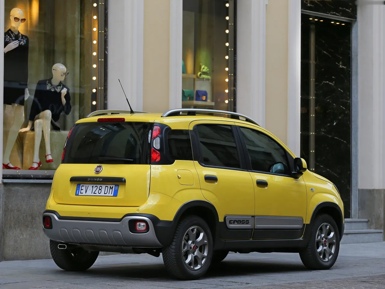 Fiat Panda Cross (2015) – zadní tříčtvrteční pohled