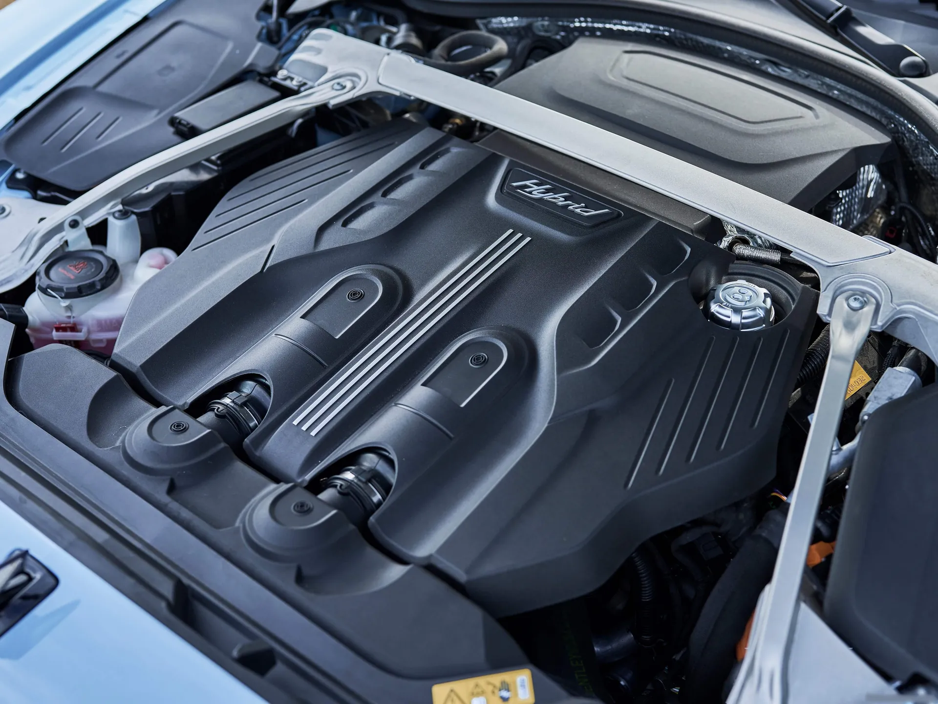 Bentley Flying Spur Hybrid (2022) – motorový prostor