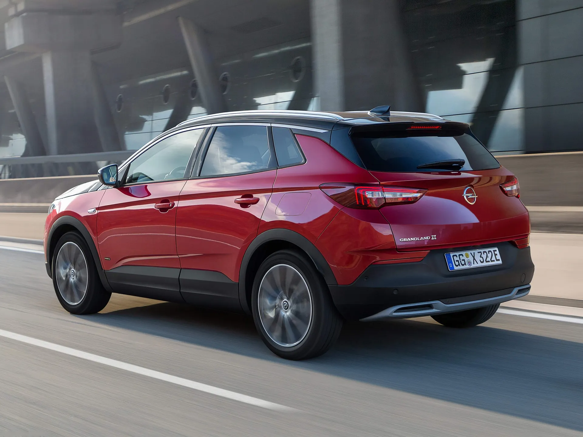 Opel Grandland X Hybrid4 (2019) – zadní tříčtvrteční pohled