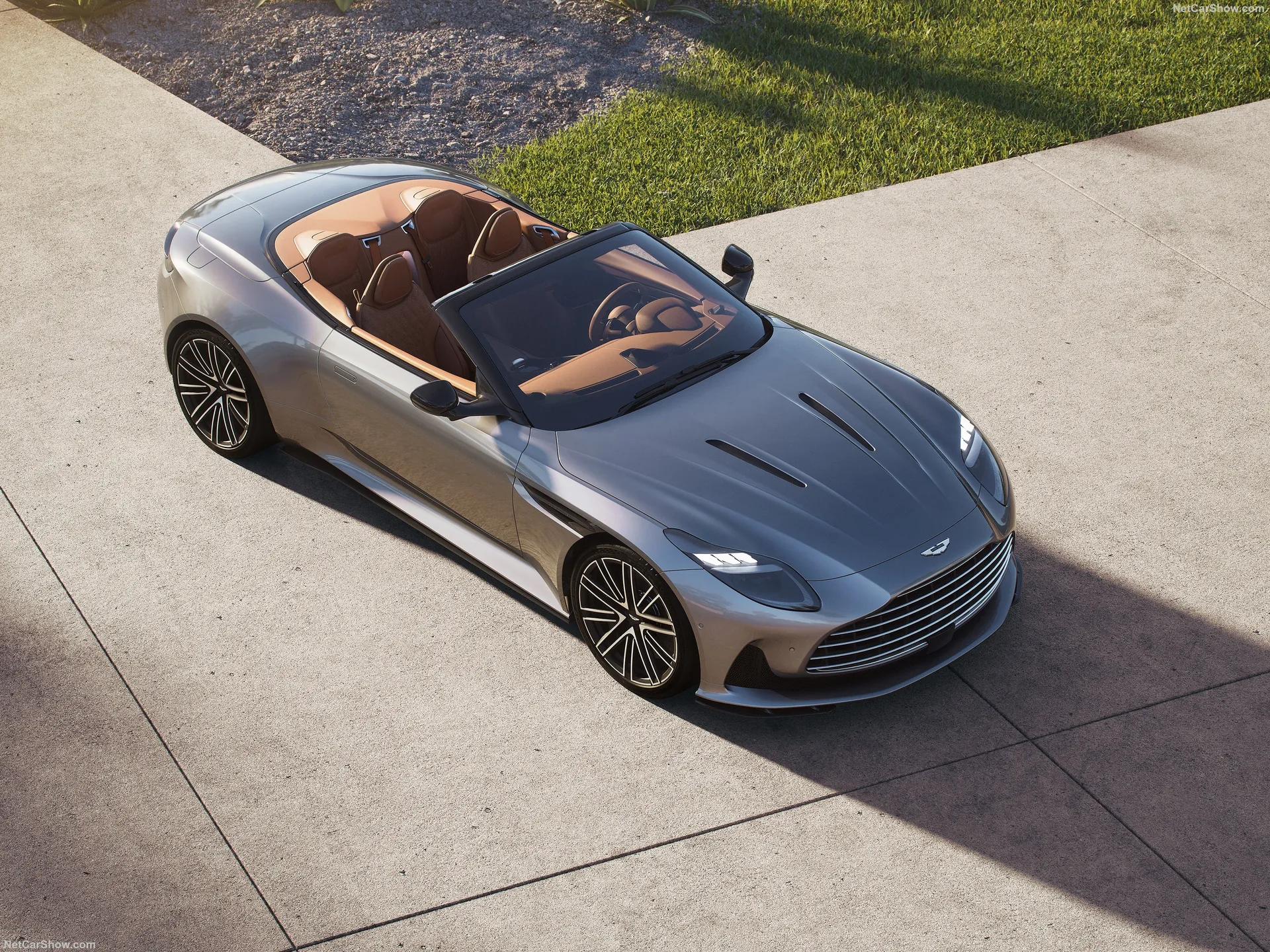 Aston Martin DB12 Volante (2024)