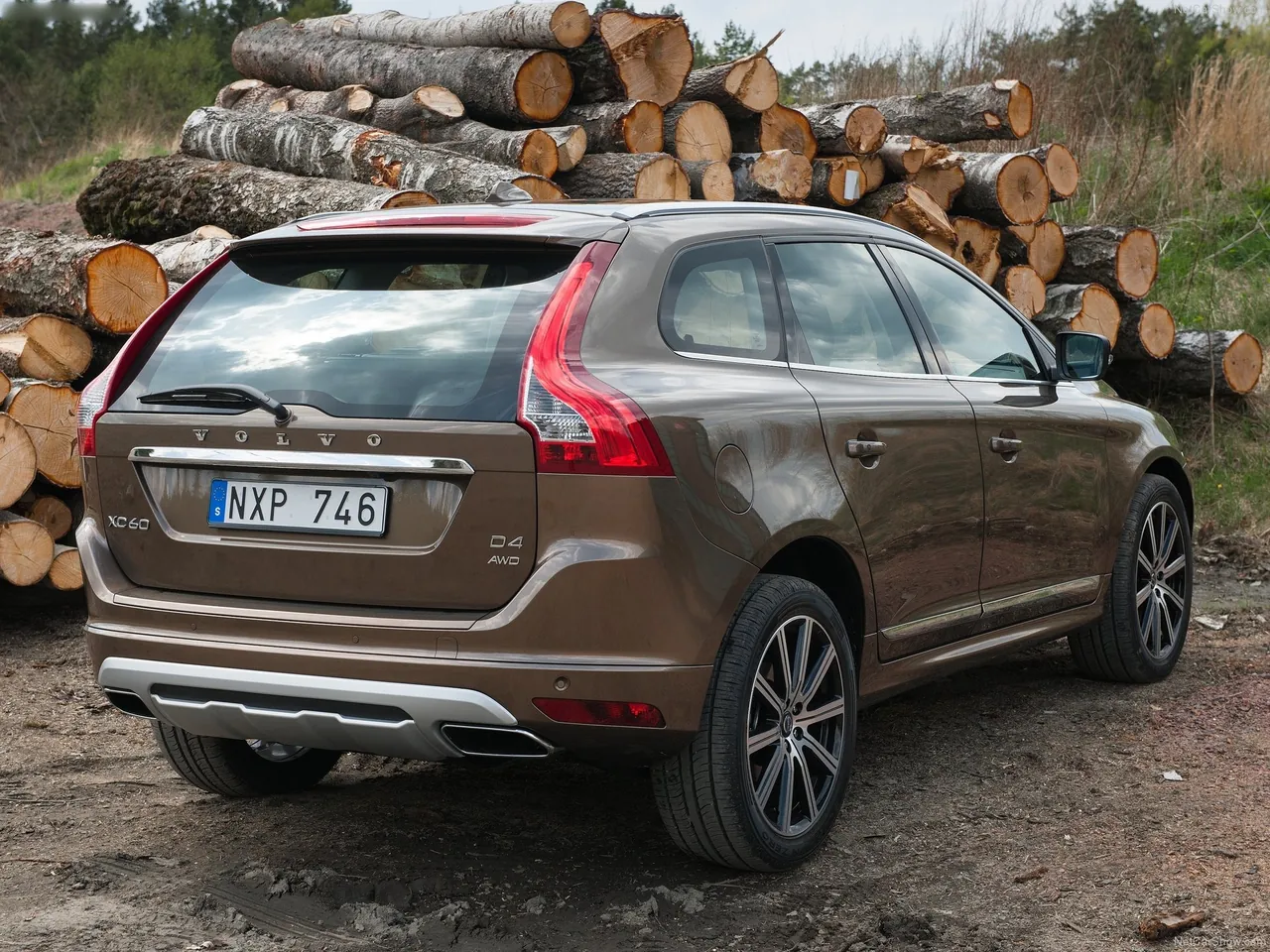 Volvo XC60 (2014) – zadní tříčtvrteční pohled
