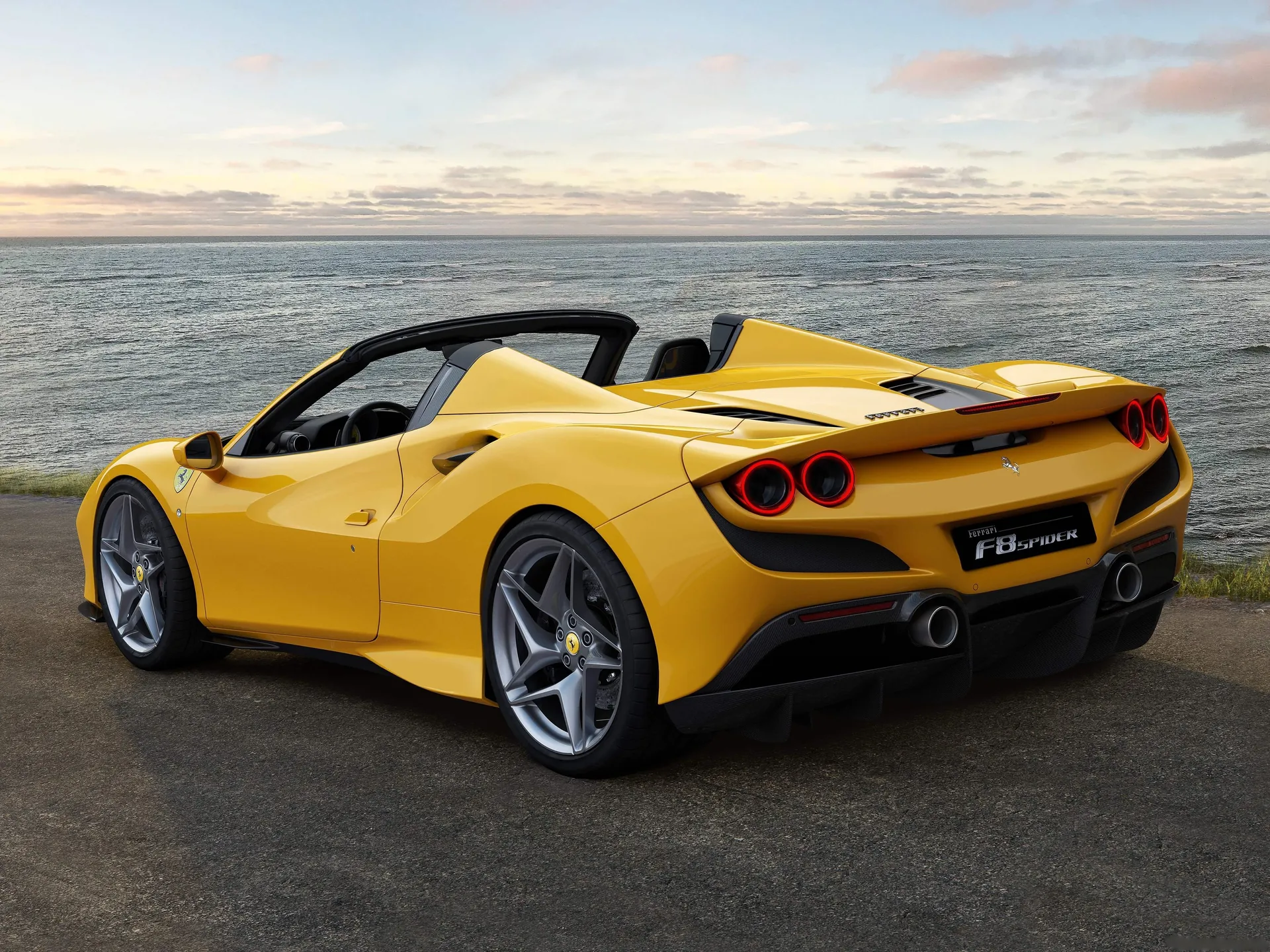 Ferrari F8 Spider (2020) – zadní tříčtvrteční pohled