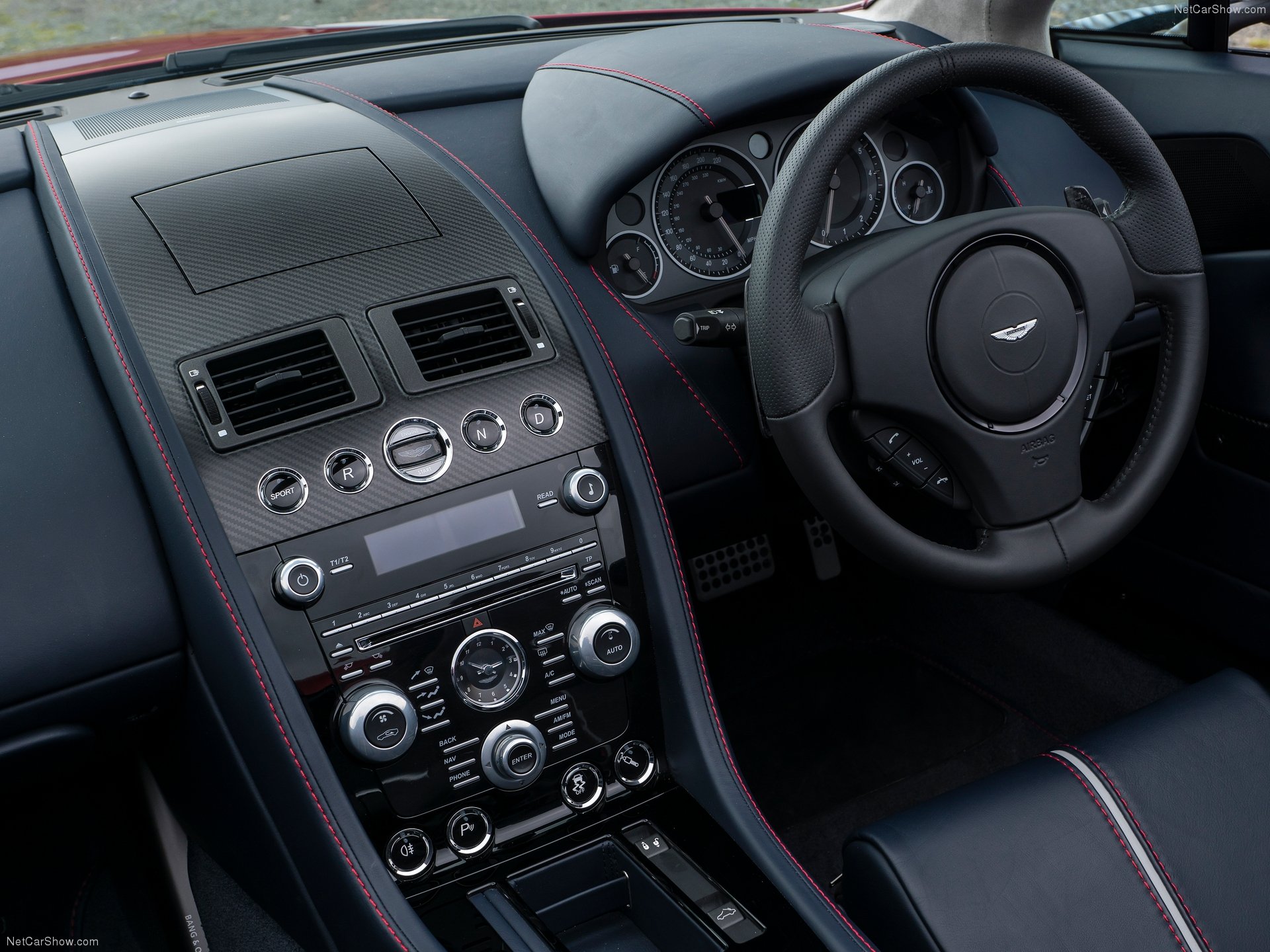 Aston Martin V12 Vantage S Roadster (2015) – interiér