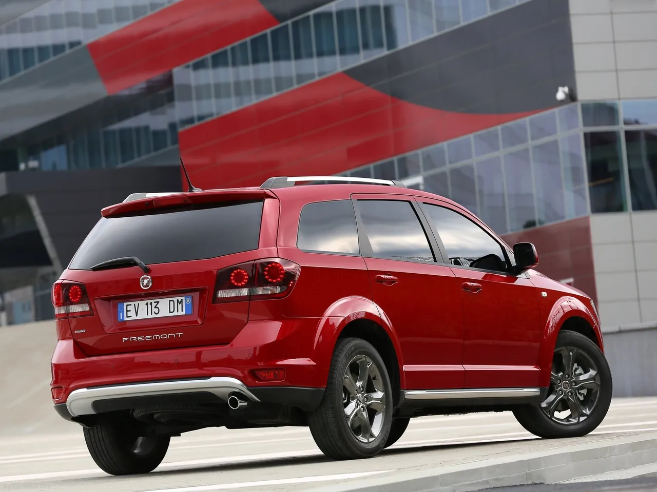 Fiat Freemont Cross (2015) – zadní tříčtvrteční pohled