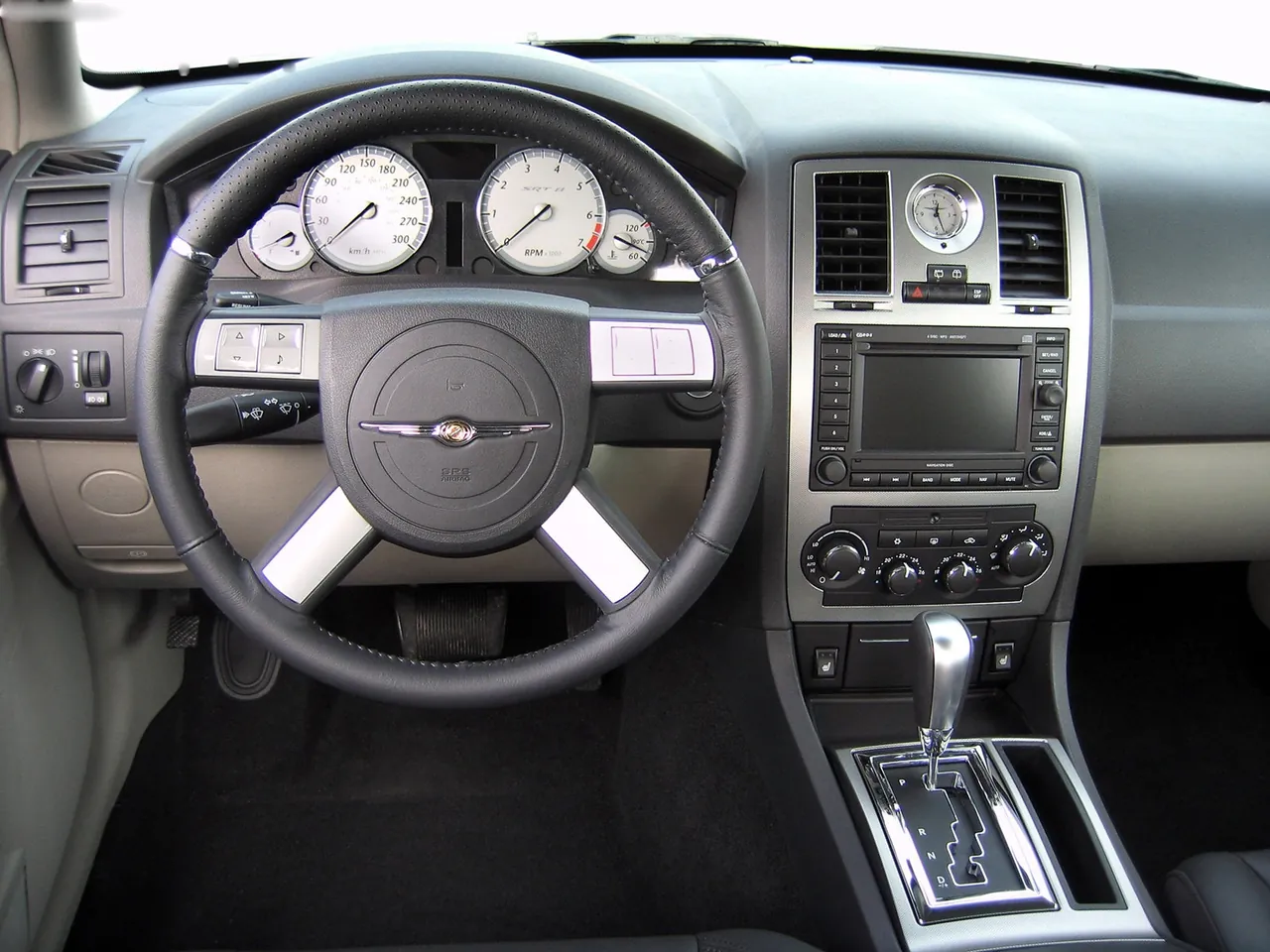 Chrysler 300C SRT8 Touring (2006) – interiér