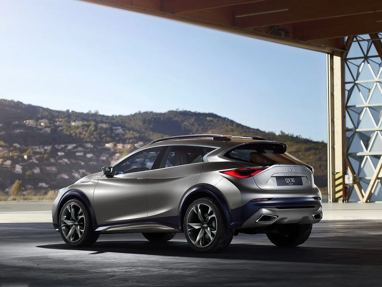 Infiniti QX30 Concept (2015) – zadní tříčtvrteční pohled