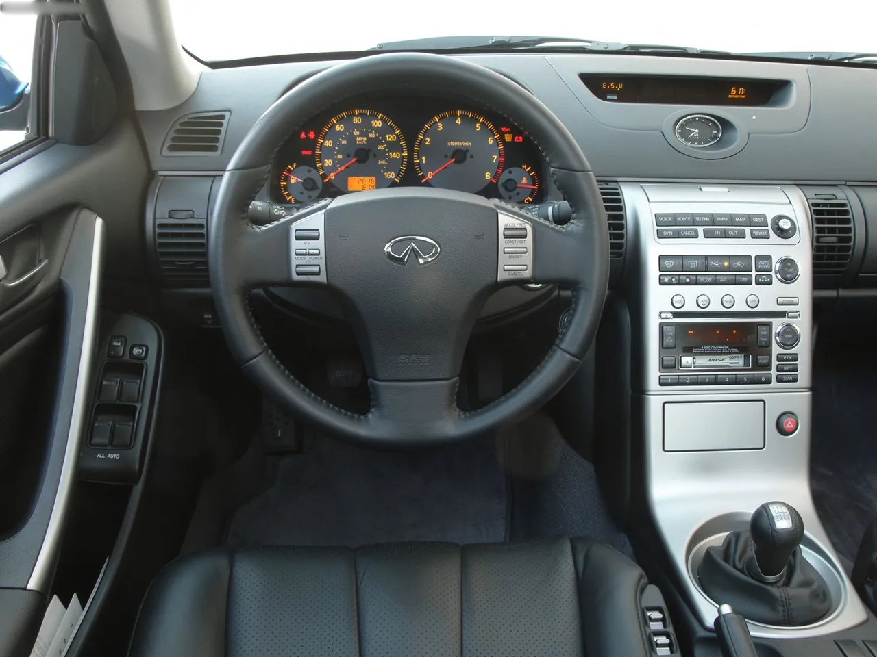 Infiniti G35 (2003) – interiér