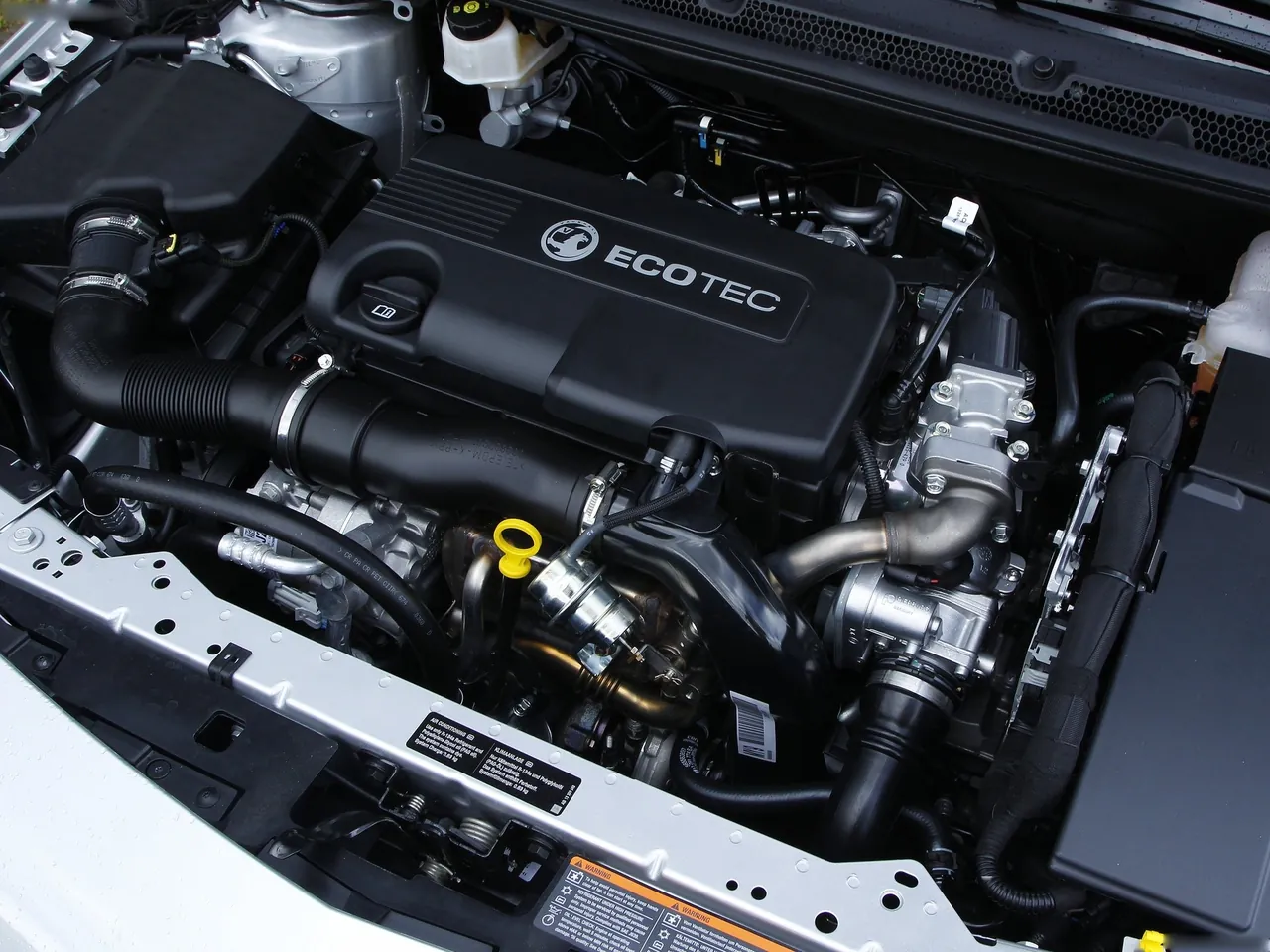 Vauxhall Astra Sports Tourer (2011) – motorový prostor