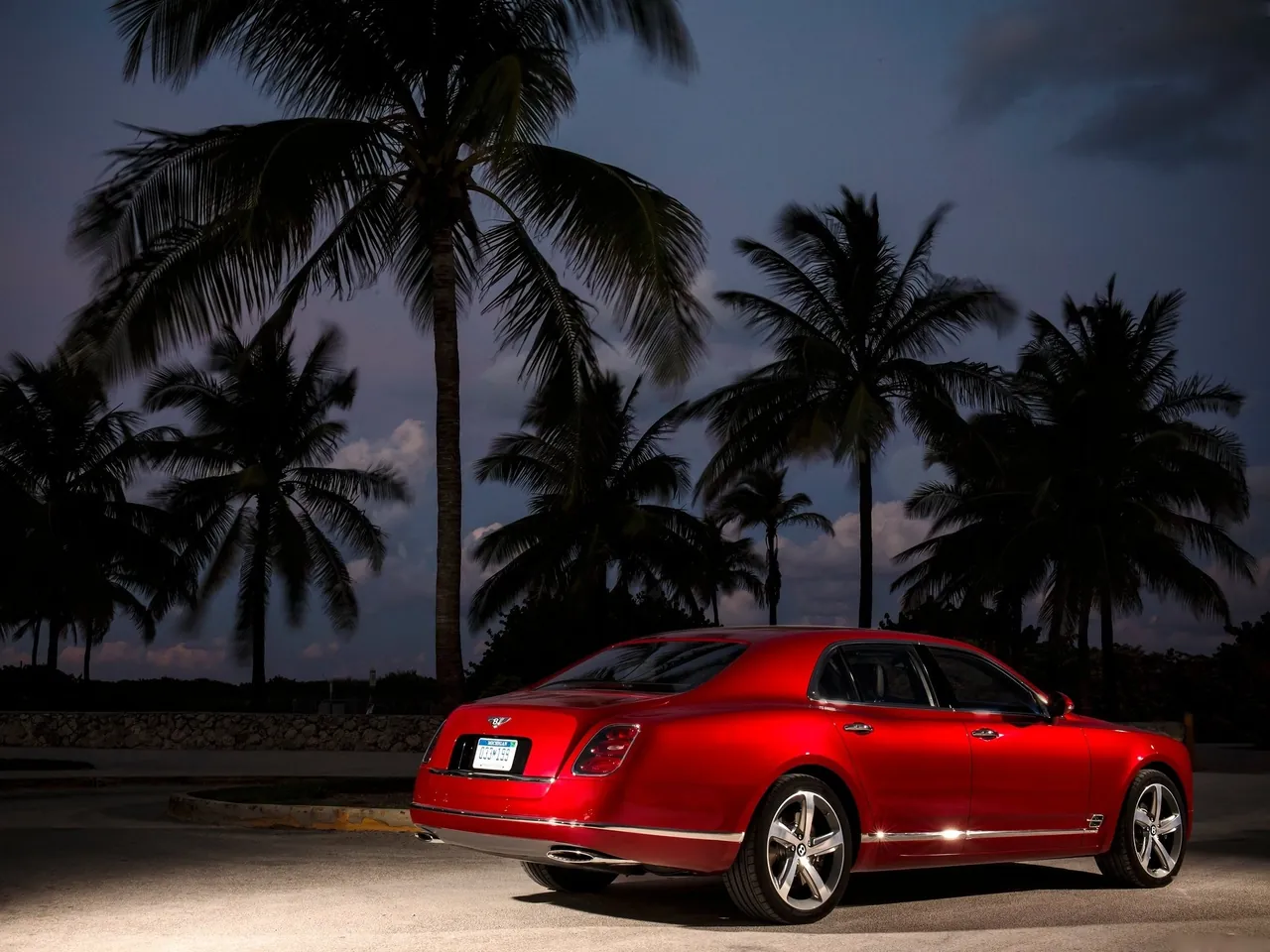 Bentley Mulsanne Speed (2015) – zadní tříčtvrteční pohled