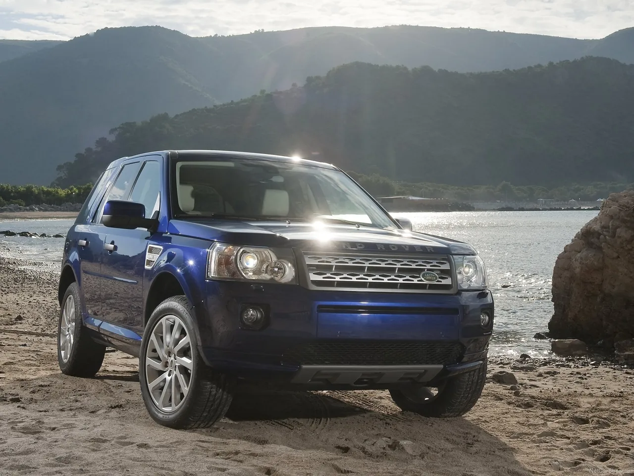 Land Rover Freelander 2 (2011) - Front Three-Quarter
