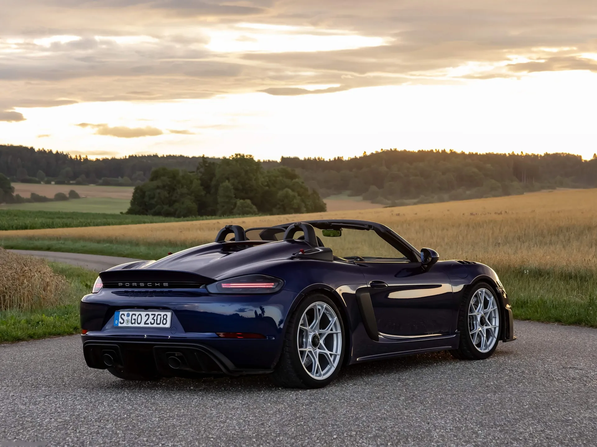 Porsche 718 Spyder RS Gentian Blue Metallic (2024) – zadní tříčtvrteční pohled