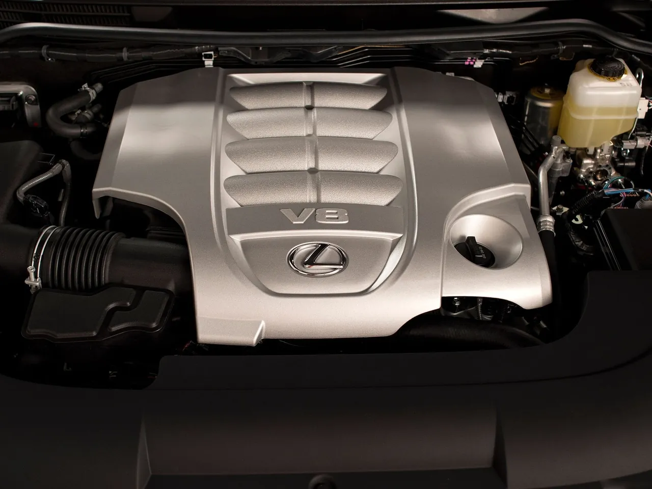 Lexus LX 570 (2016) – motorový prostor