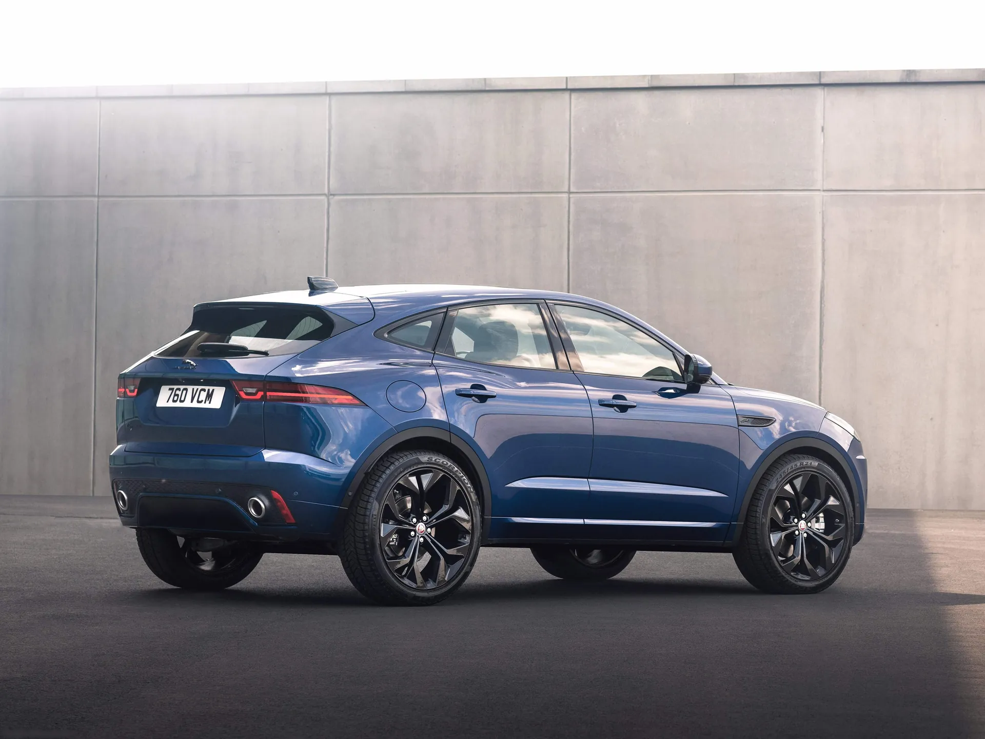 Jaguar E-Pace (2021) – zadní tříčtvrteční pohled