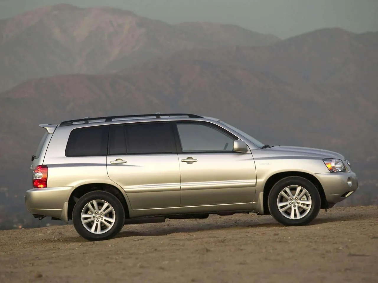 Toyota Highlander Hybrid (2005) - Side Profile