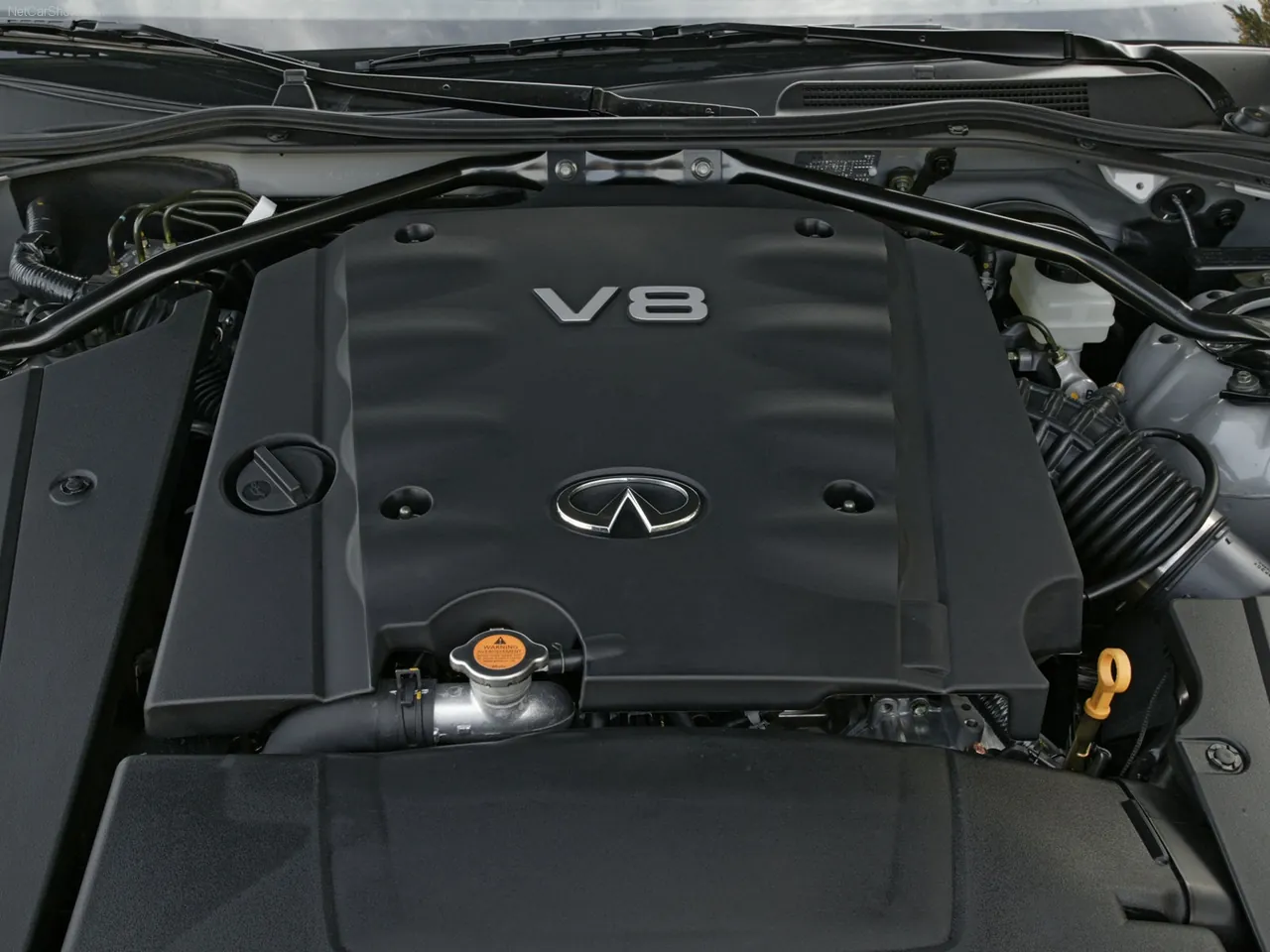 Infiniti Q45 (2006) – motorový prostor