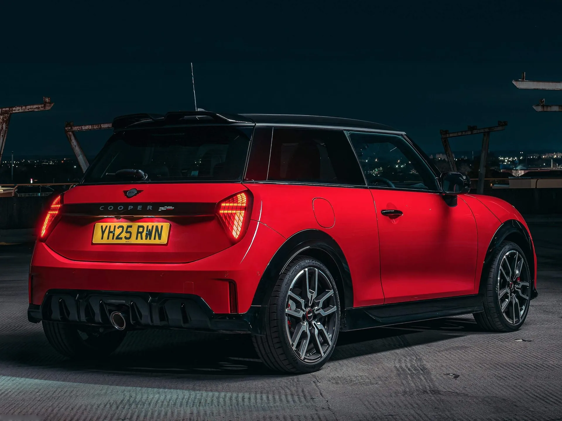 Mini John Cooper Works [UK] (2025) – zadní tříčtvrteční pohled