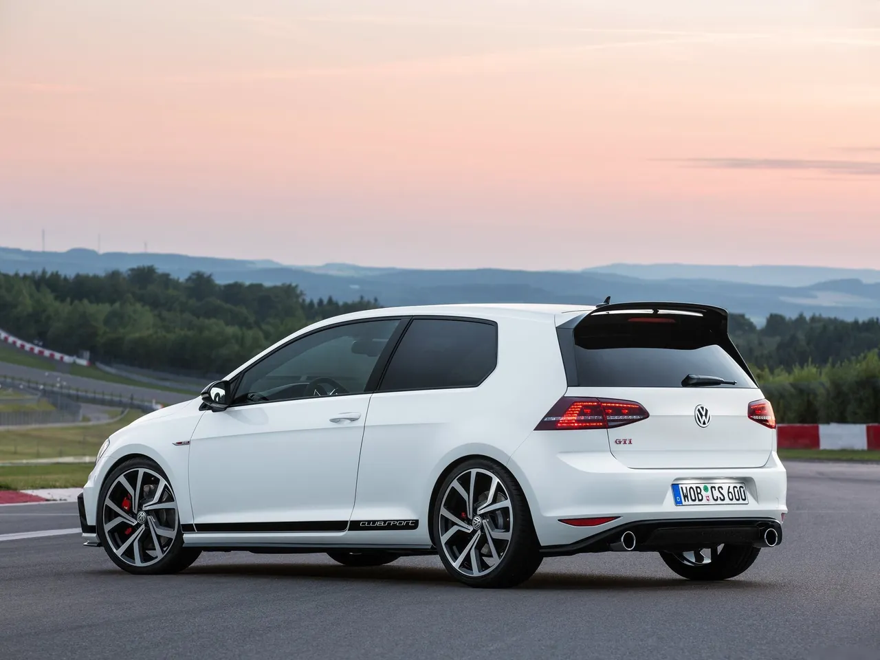 Volkswagen Golf GTI Clubsport (2016) - Rear Three-Quarter