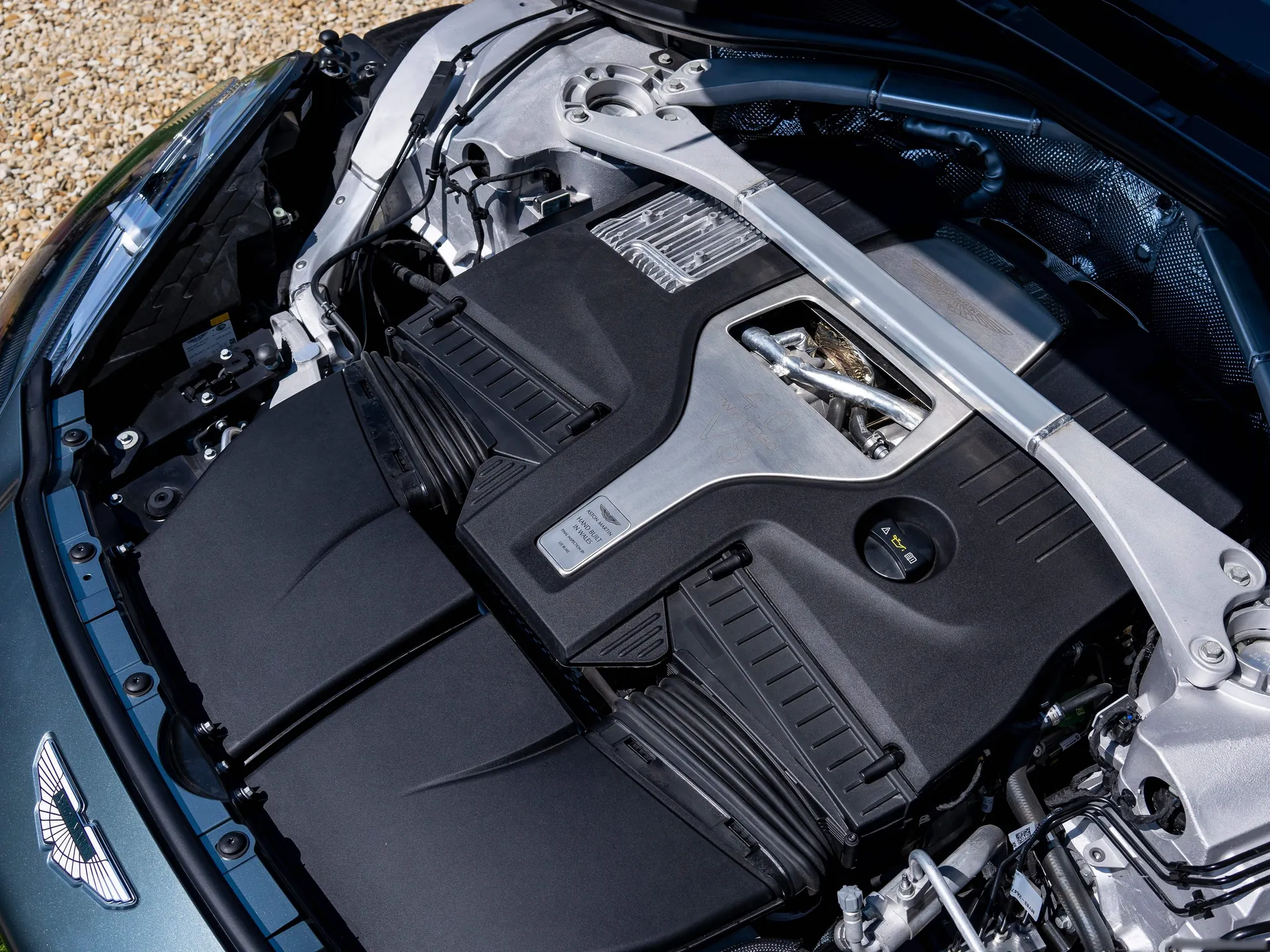 Aston Martin DBX Stirling Green (2021) - Engine Bay