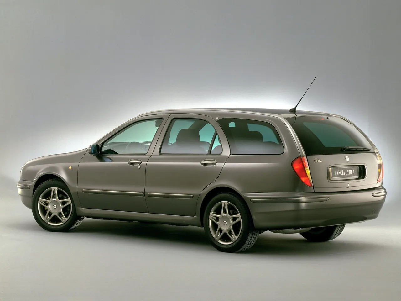 Lancia Lybra Intensa (2002) – zadní tříčtvrteční pohled