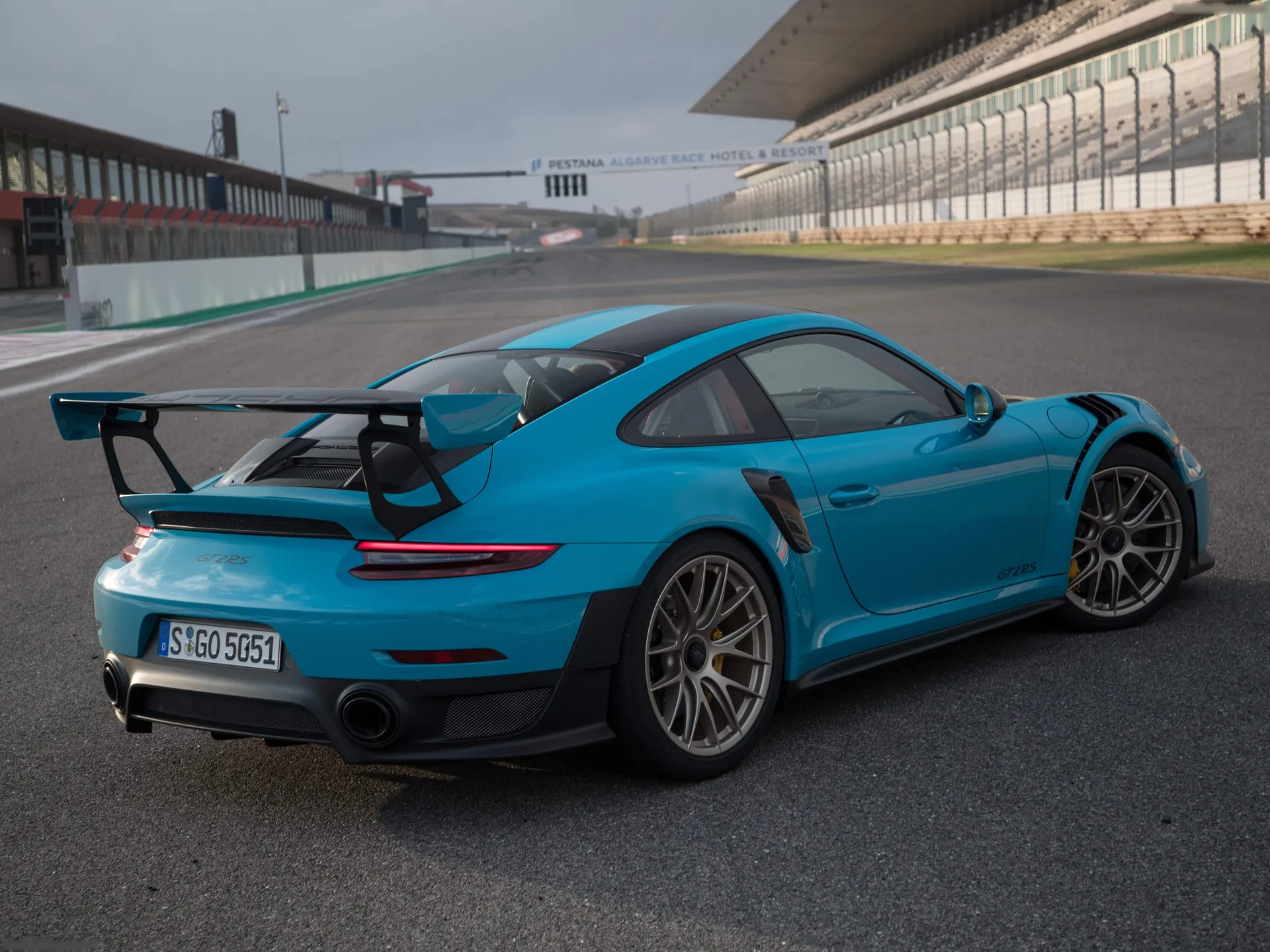 Porsche 911 GT2 RS (2018) – zadní tříčtvrteční pohled