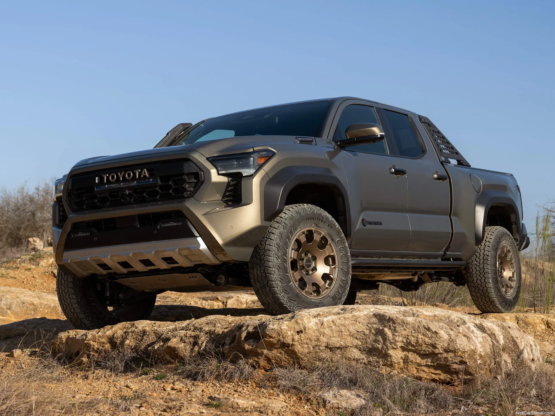 Toyota Tacoma i-FORCE MAX TrailHunter (2024)