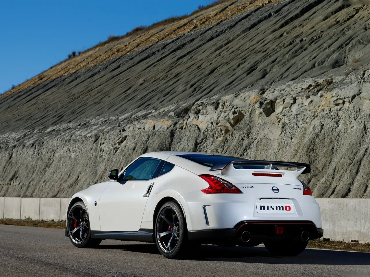 Nissan 370Z Nismo (2014) – zadní tříčtvrteční pohled