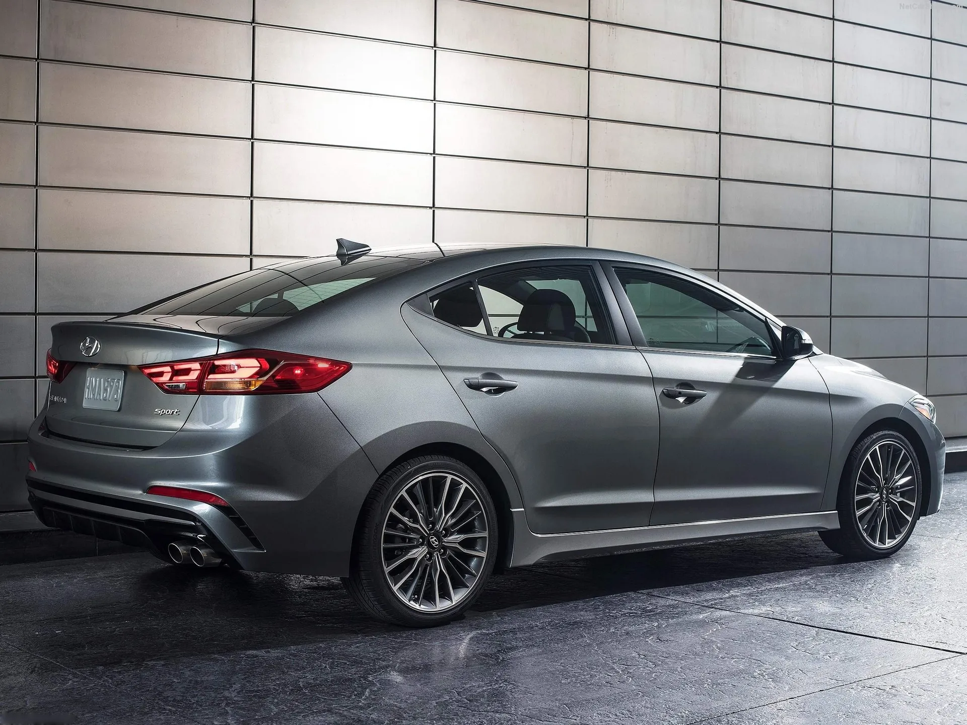 Hyundai Elantra Sport (2017) – zadní tříčtvrteční pohled