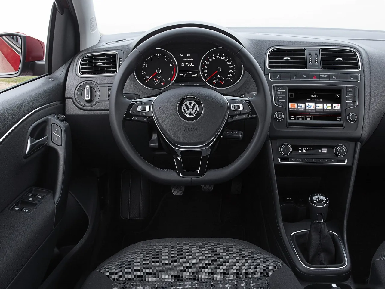 Volkswagen Polo (2014) - Interior